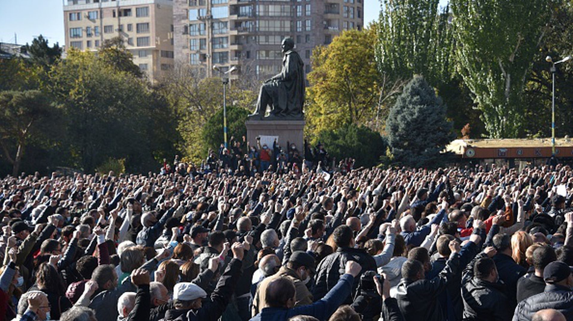 2020年11月11日，亚美尼亚民众在首都埃里温的政府总部大楼前进行示威集会，抗议帕西尼杨（Nikol Pashinyan）当局的“丧权辱国”之举。（Getty Images）