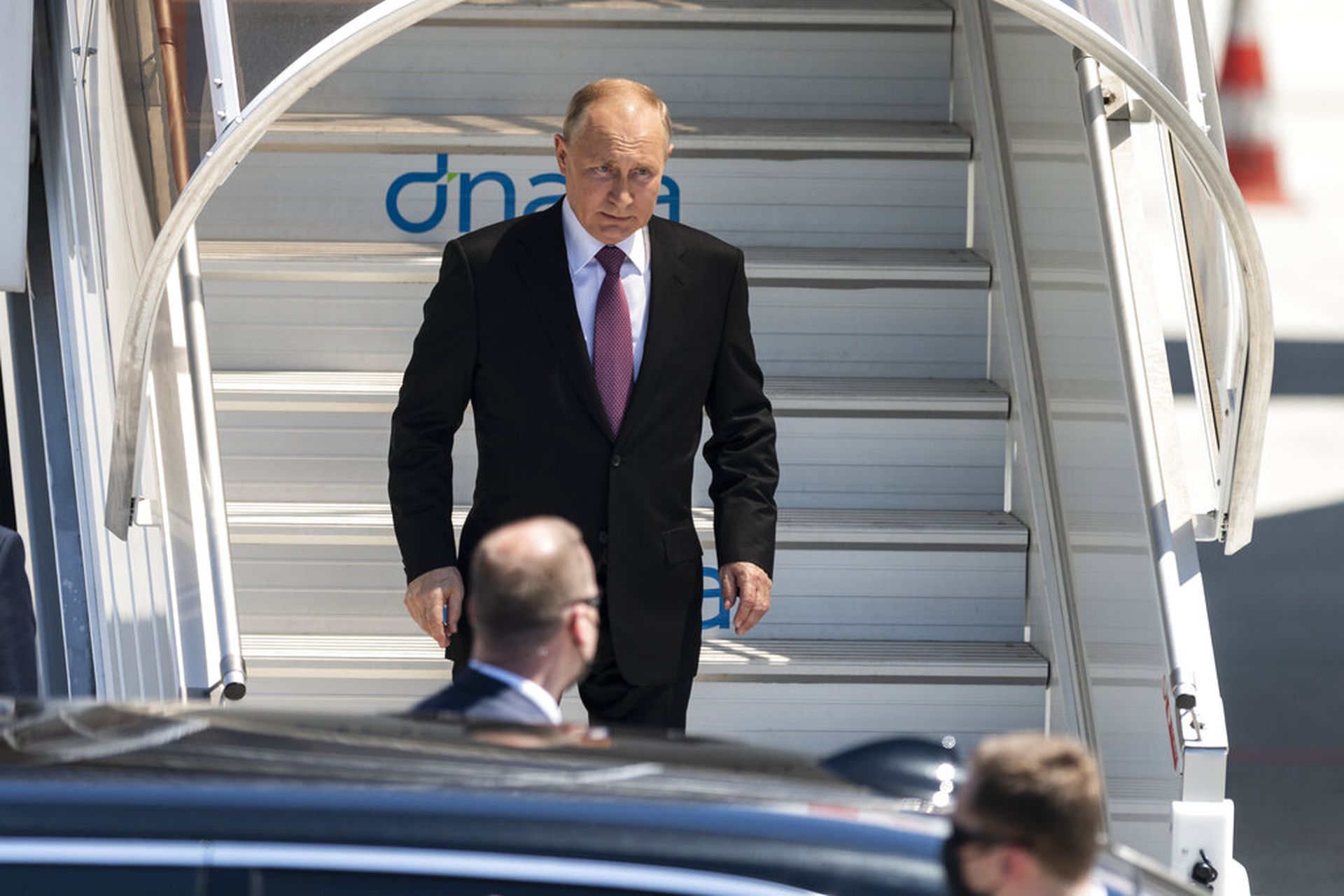 普京6月16日抵达日内瓦，他正走下飞机。（AP）
