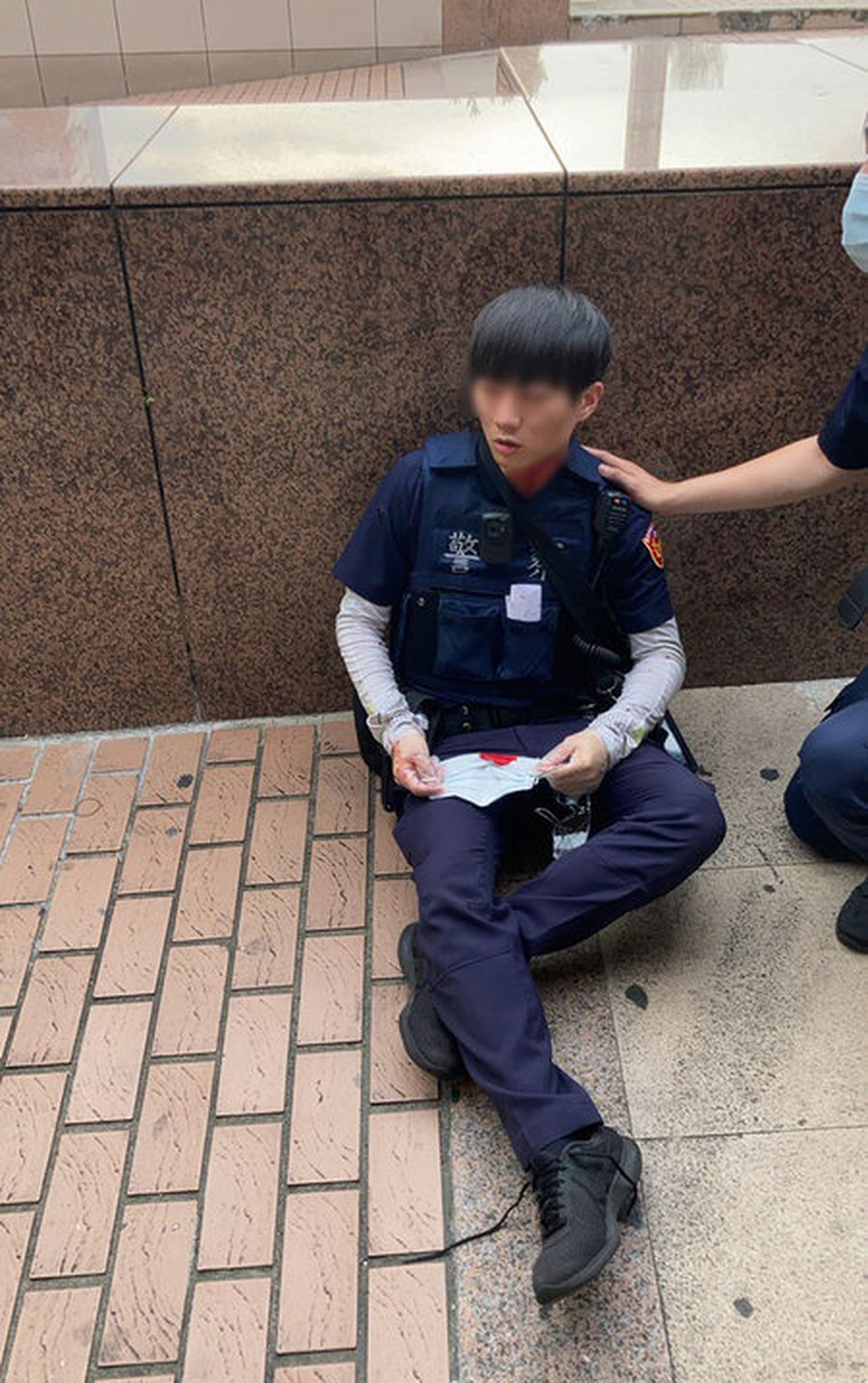 台湾疫情 男未戴口罩车站游荡遭盘查持刀砍伤两警员最终被制服 多维新闻 台湾
