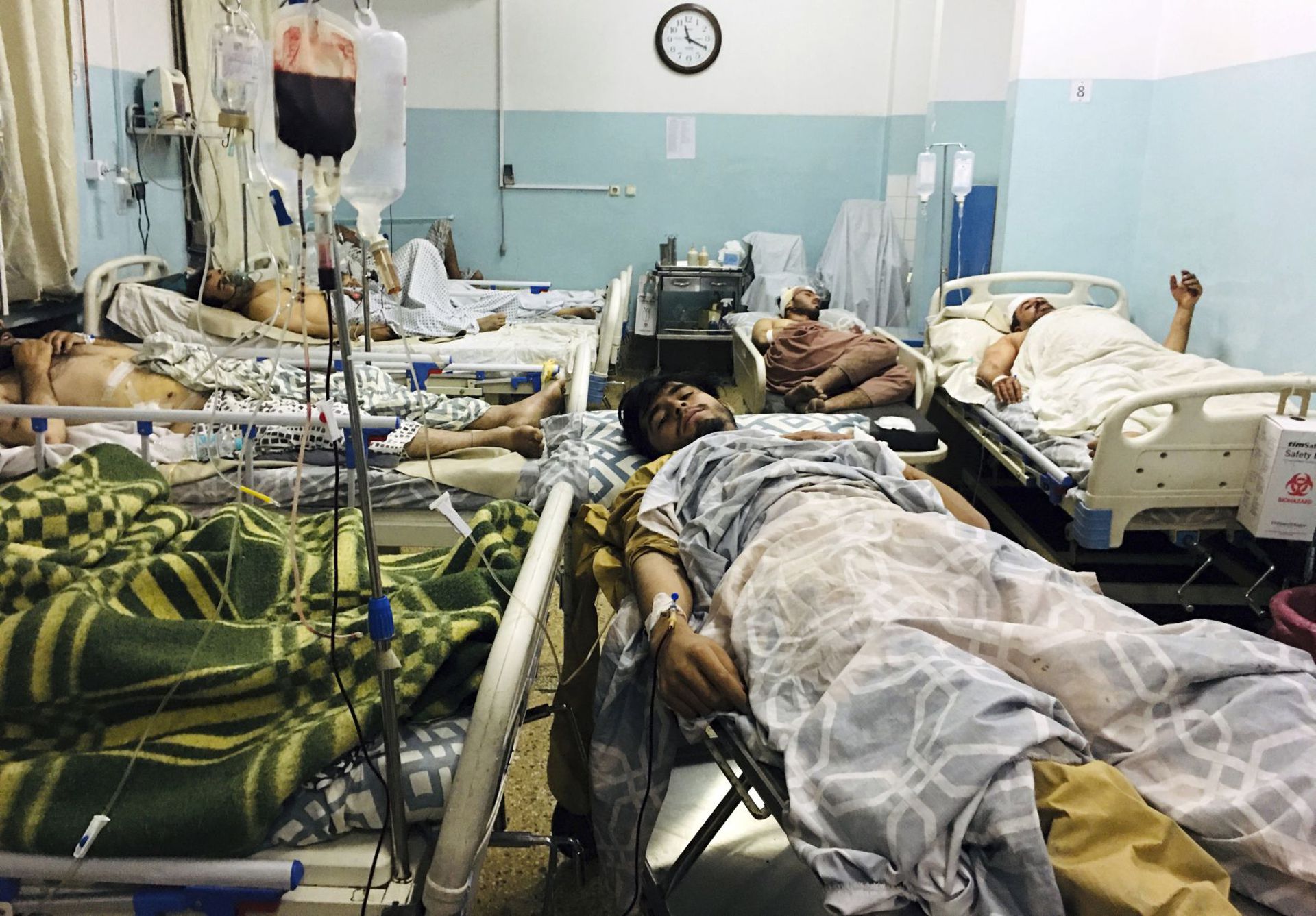 8月26日，阿富汗首都喀布尔机场附近有自杀式爆炸袭击，过百平民、阿富汗士兵、美军伤亡。（AP）