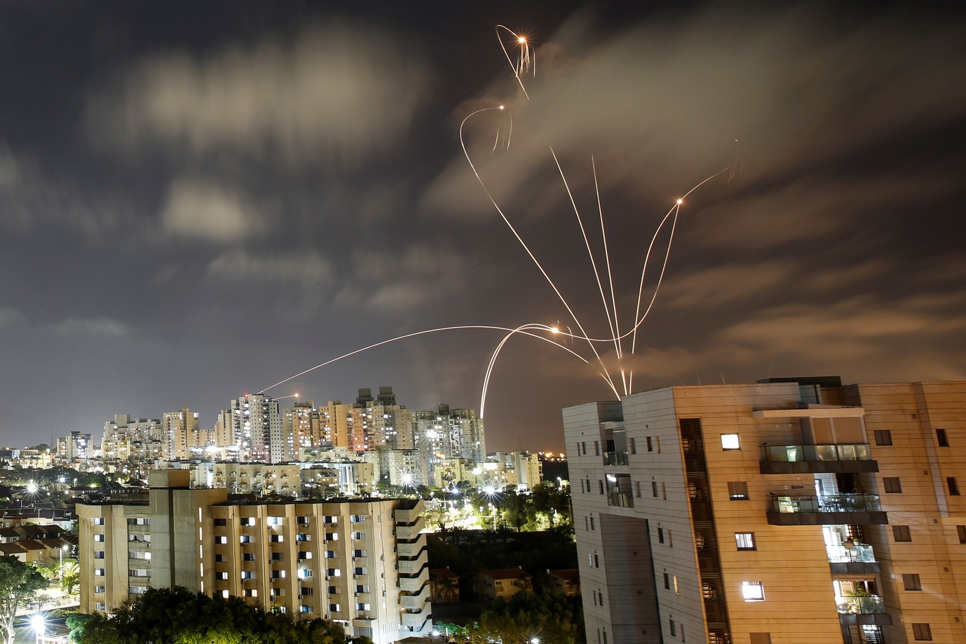 2021年5月12日，摄影师在以色列南部城市阿什凯隆（Ashkelon）上空，捕捉到火箭与“铁穹”防御系统“火并”的情形。图片以长时间曝光拍摄。（Reuters）