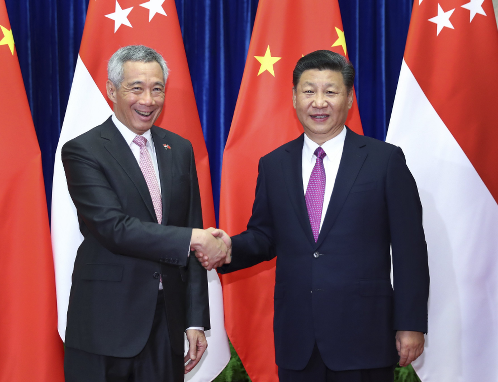 2017年9月20日,中国国家主席习近平(右)在北京会见访华的新加坡总理李显龙(左)。(新华社) 2017年9月20日,中国国家主席习近平(右)在北京会见访华的新加坡总理李显龙(左)。(新华社)