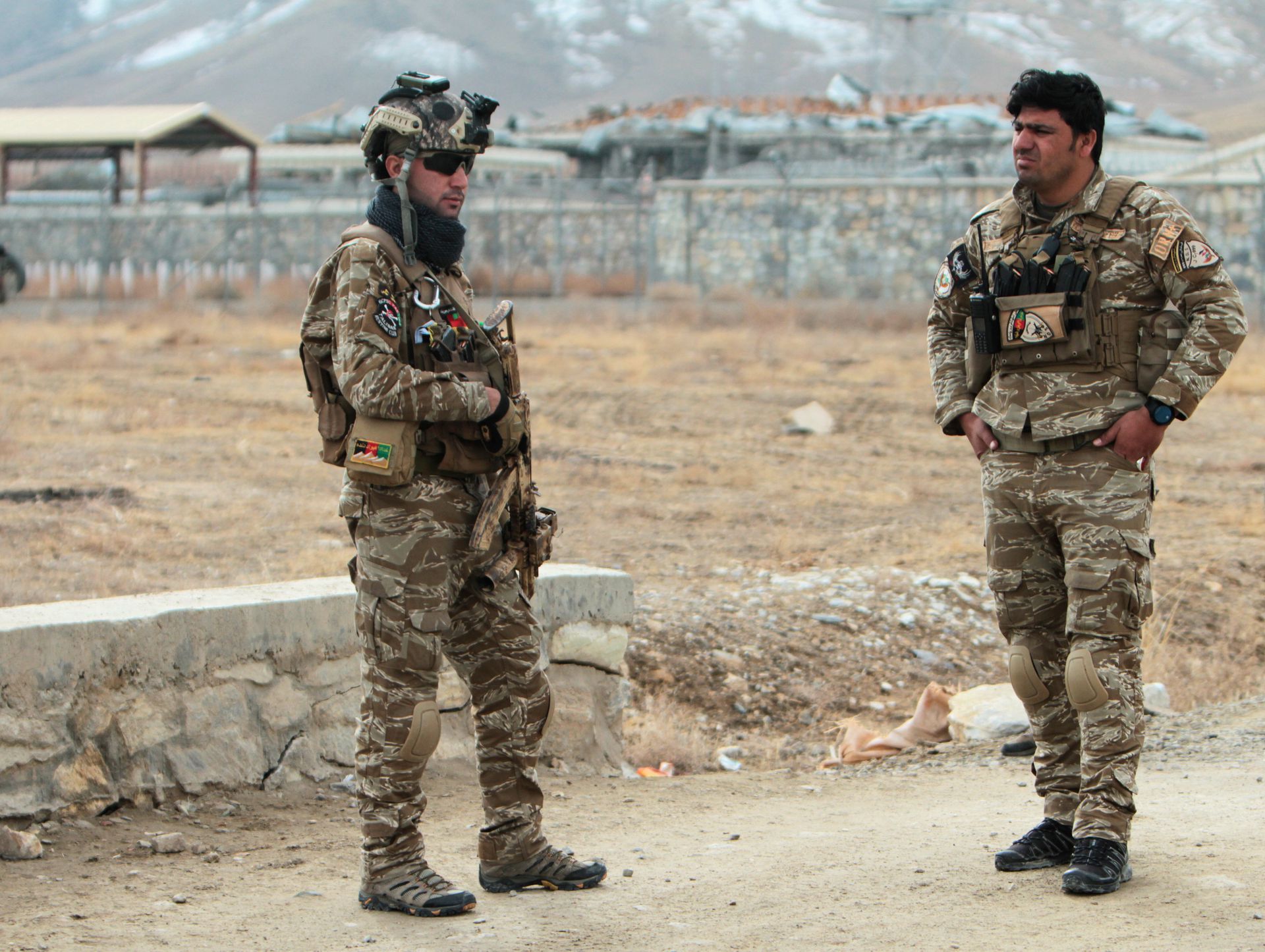 阿富汗加兹尼市郊区11月29日发生汽车炸弹袭击。图为当日国家安全部队在事件发生后于军方基地外戒备。（Reuters）