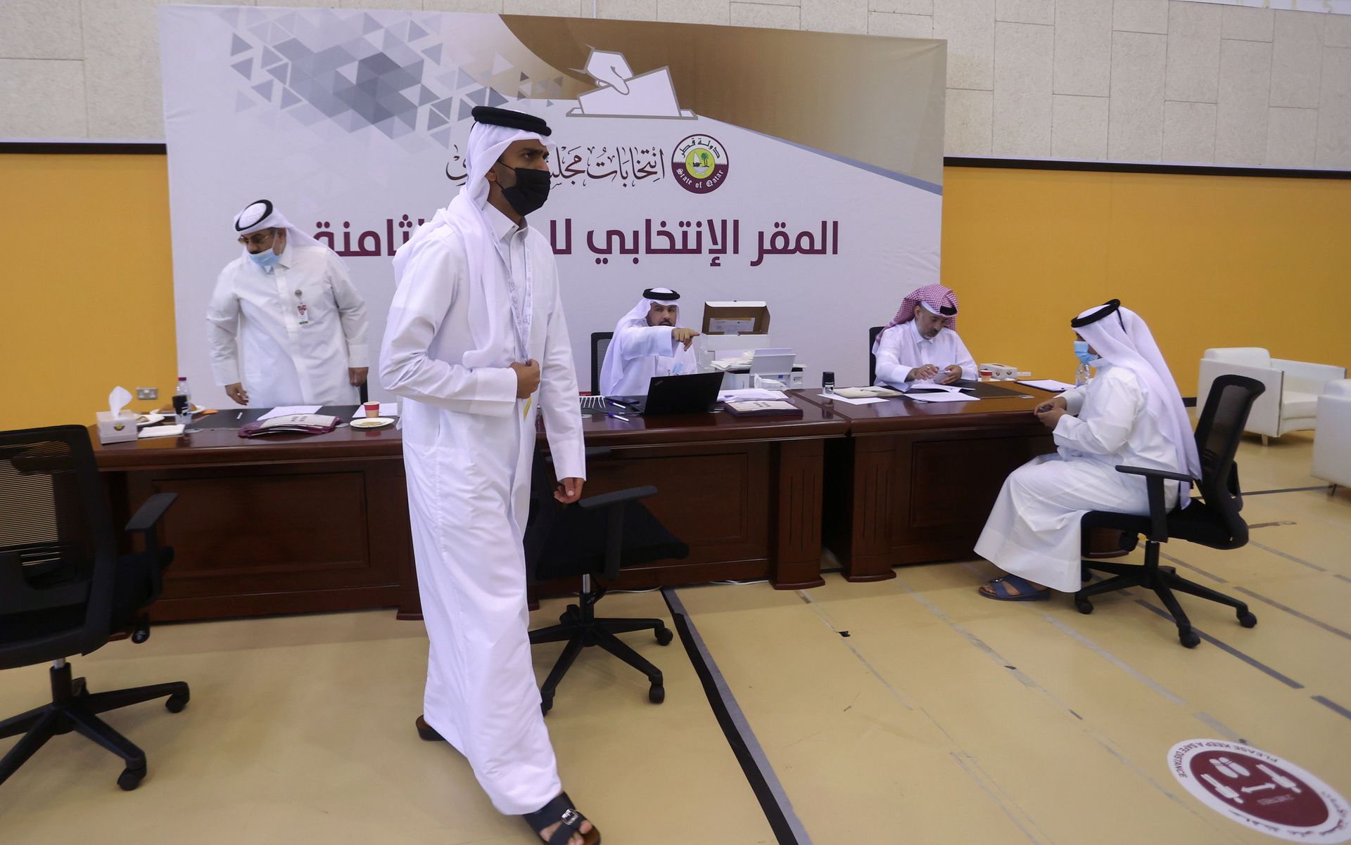 图为2021年10月2日，卡塔尔举行历来首次协商议会选举，场内一名男子在票站内行走。（Reuters）