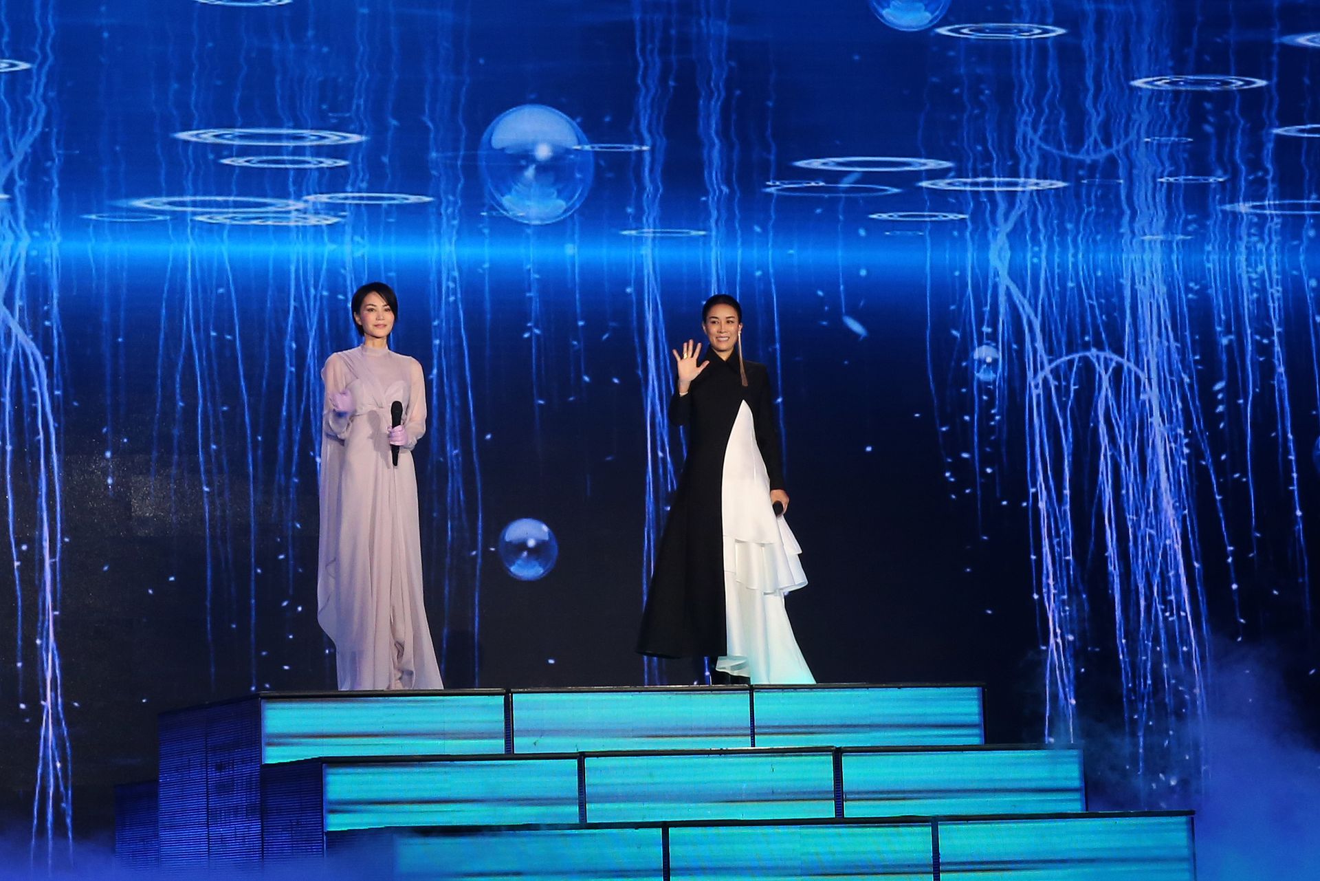 中国歌手王菲（左）、那英曾在1998年央视春晚上演唱的《相约1998》称为中国民众印象深刻的歌曲。图为2018年两人合体再登春晚合唱《岁月》。（VCG）