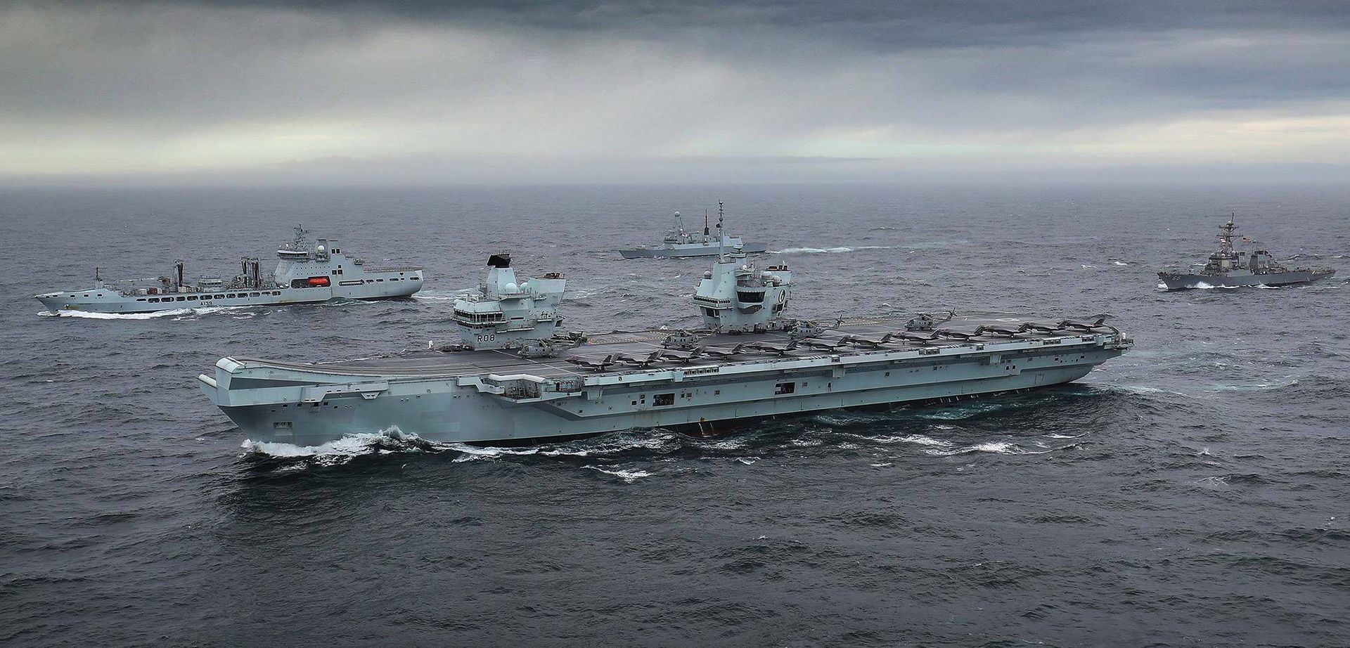 英国皇家海军的伊莉莎白女王号航母打击群，目前正朝亚太地区而来，并且已经在赛普勒斯支援打击伊斯兰国行动中，获取实战经验。（RFA）