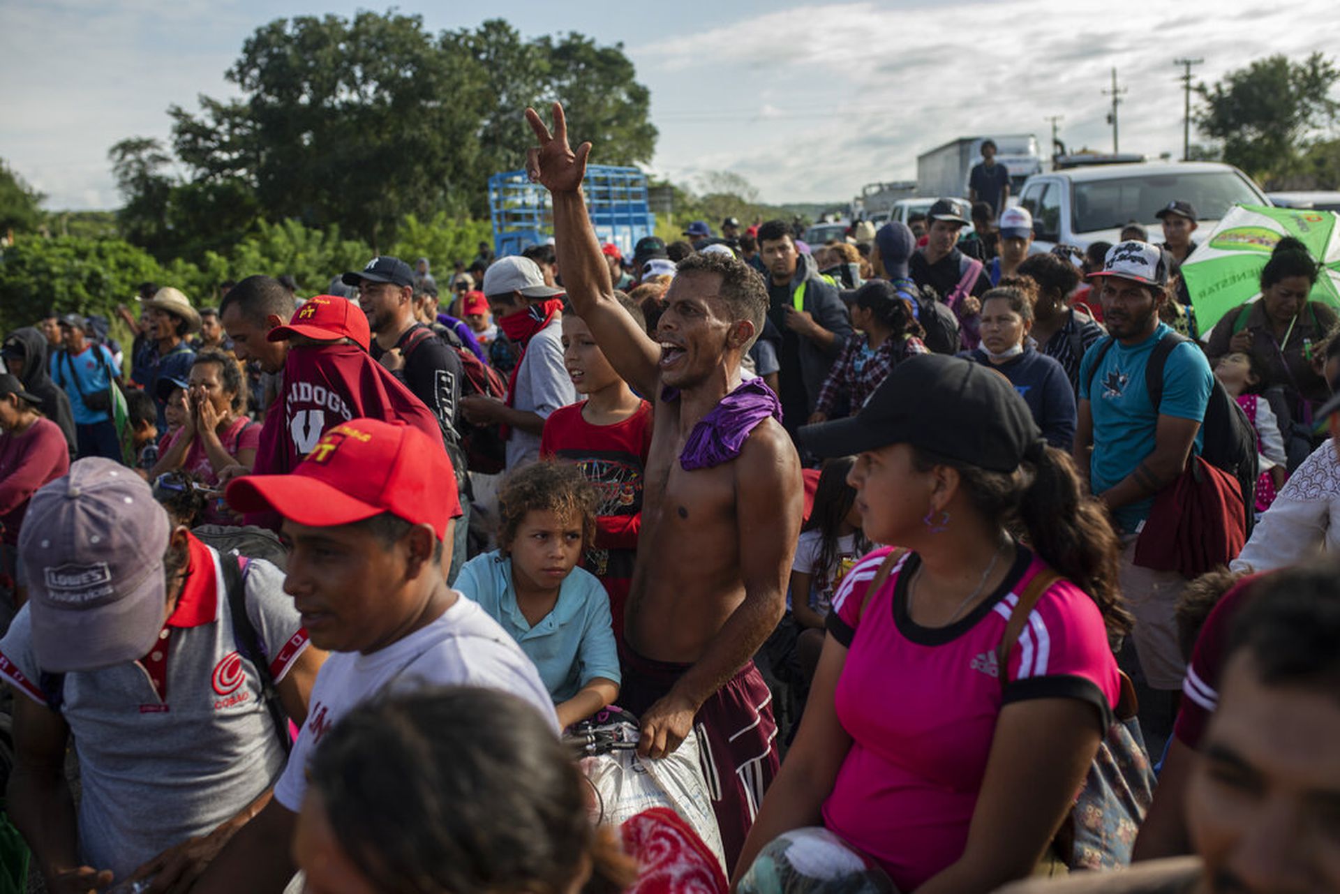 目前仍有源源不断的中美洲移民涌向美墨边境，成为美国一大难题。（美联社）