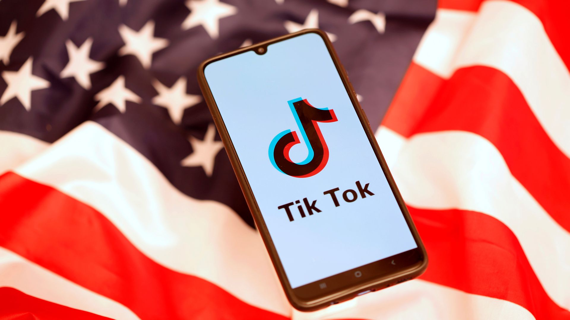 美国“封杀”TikTok：美国全国公共广播电台2020年8月8日引述消息报道，TikTok最快8月11日入禀法院，挑战美国总统特朗普的行政命令。图为2019年11月8日，一部显示TikTok标志的智能手机被放到美国国旗上拍照。（Reuters）