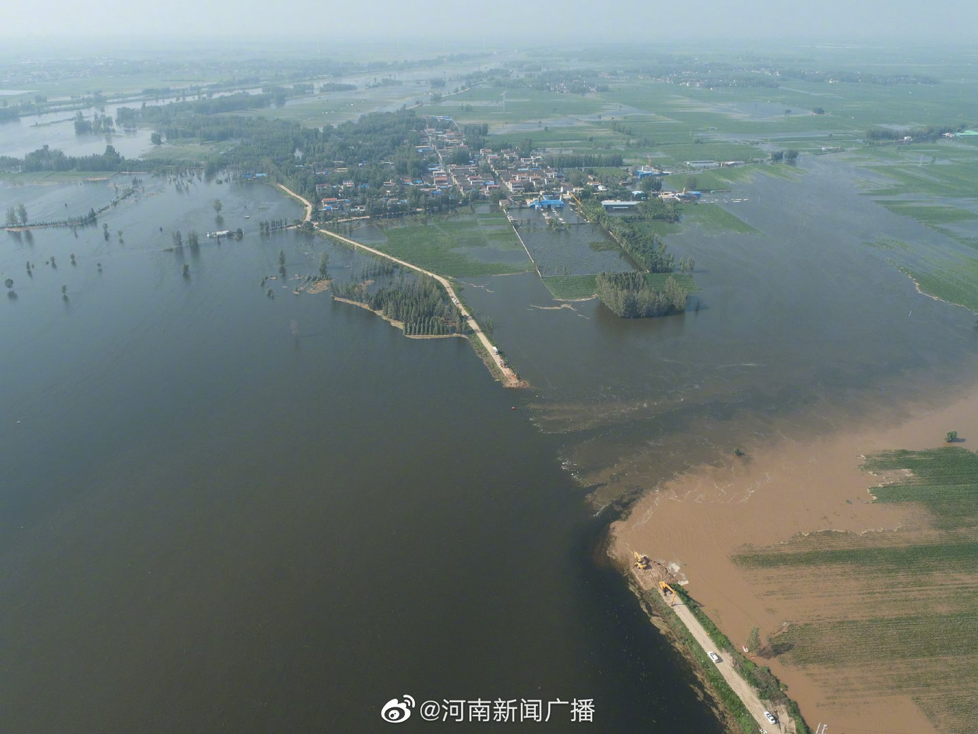 鹤壁市濬县和安阳市内黄县境内卫河中游右岸的小滩坡蓄滞洪区，在圈里分洪口爆破分洪。（微博@河南新闻广播）