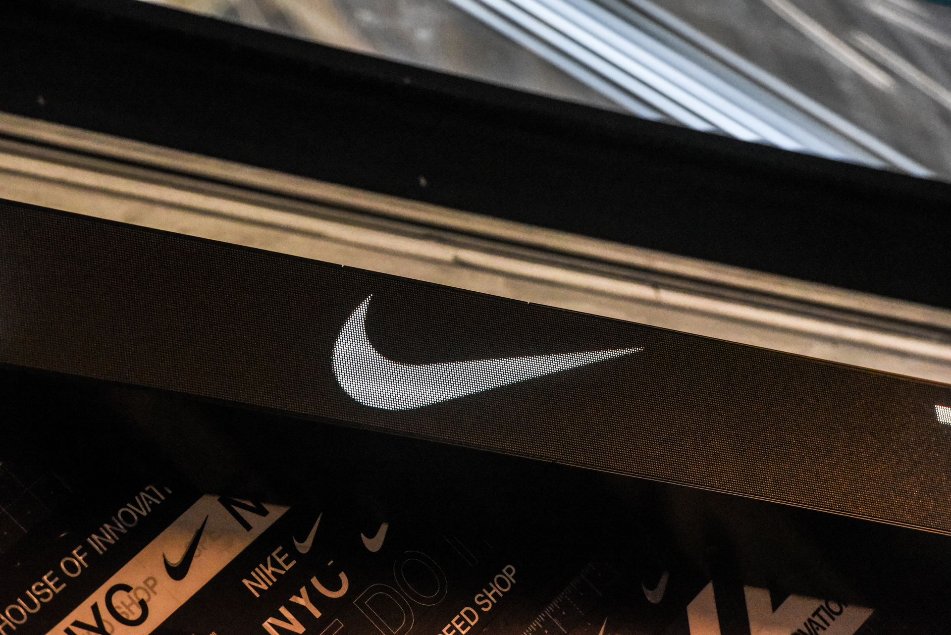 图为2019年12月20日，美国纽约市的Nike旗舰店。（Getty）