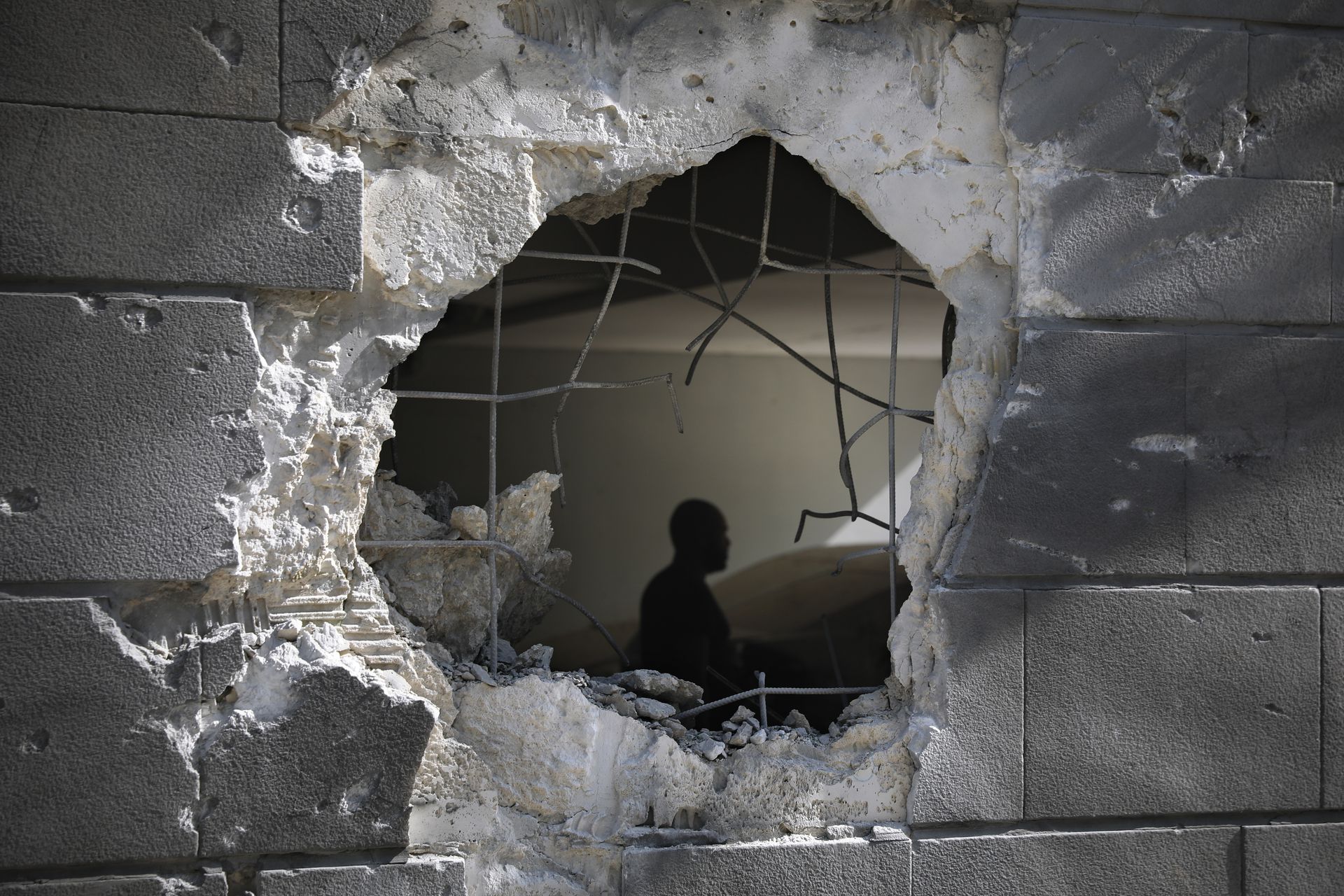 以巴冲突：图为5月14日，身在加沙阿什克隆一名男子，身在一幢受损的建筑物内。（AP）