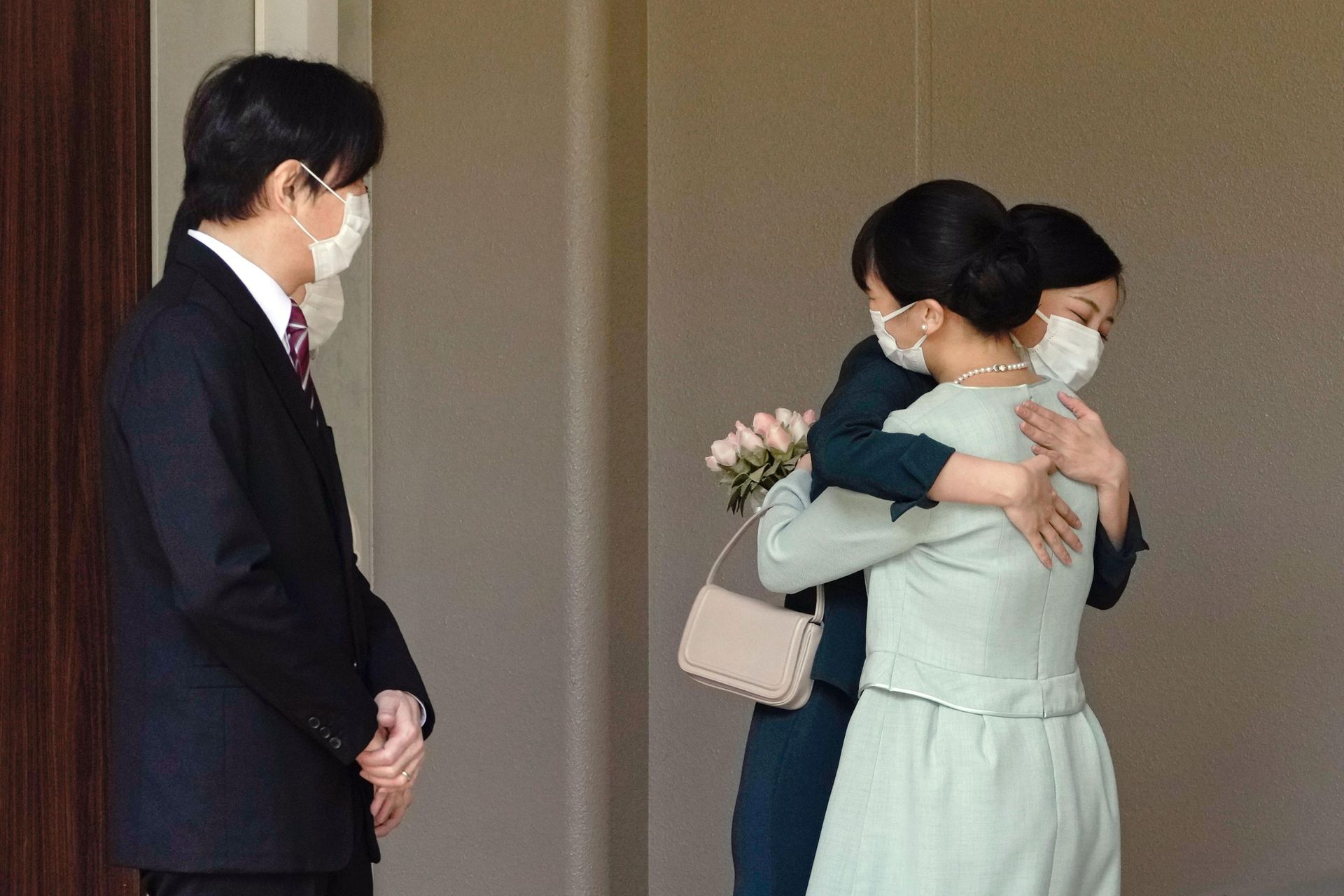 2021年10月26日，日本真子公主與妹妹佳子公主擁抱告別。（AP）