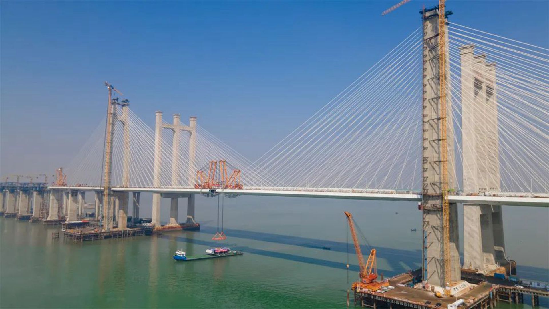 泉州湾跨海大桥主梁采用钢箱梁形式，施工过程中对主桥162个工况进行了实时监控。（微信＠中国铁路）
