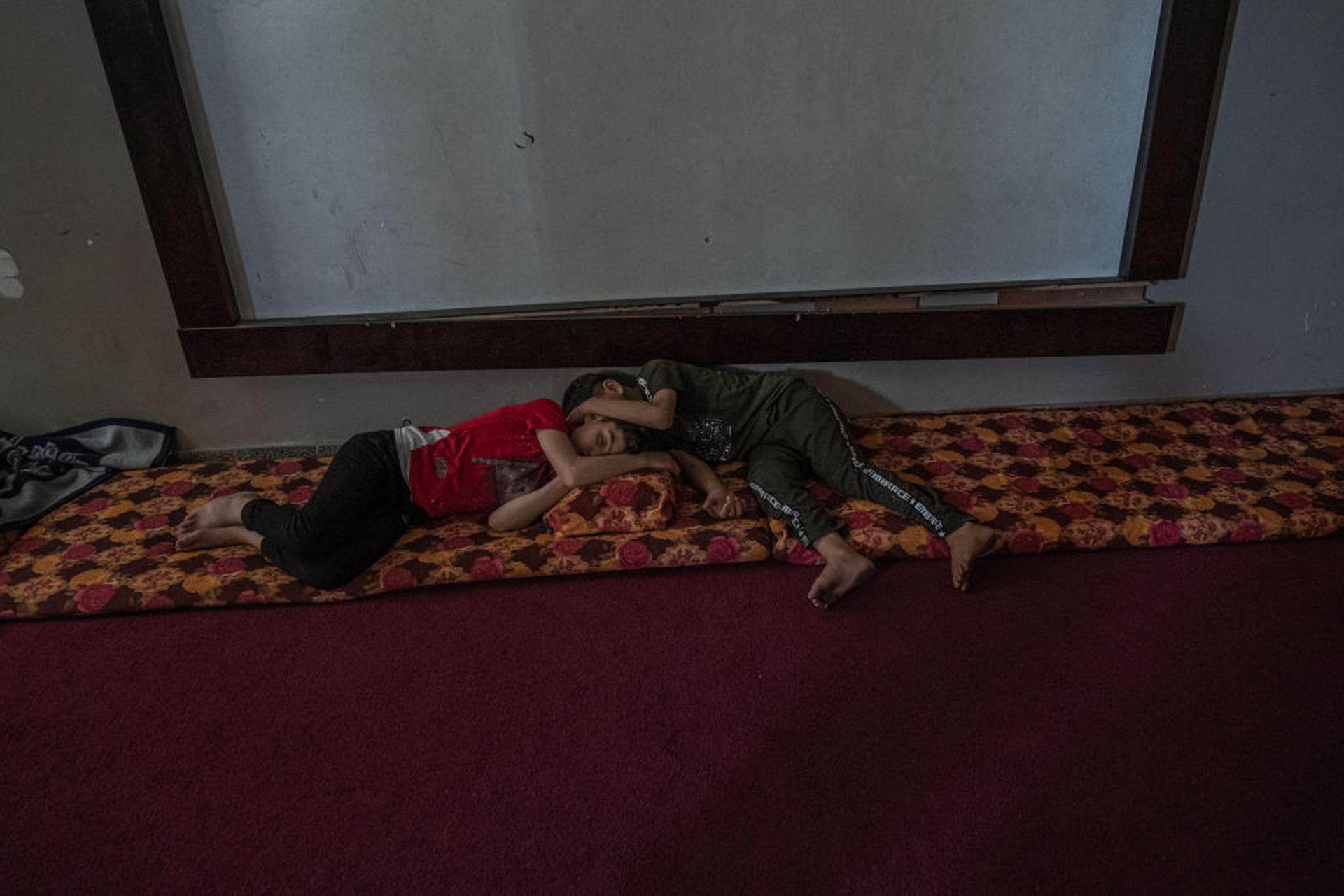 5月14日，巴勒斯坦儿童睡在联合国近东巴勒斯坦难民救济和工程处（UNRWA）一间学校的地板上。（Getty）