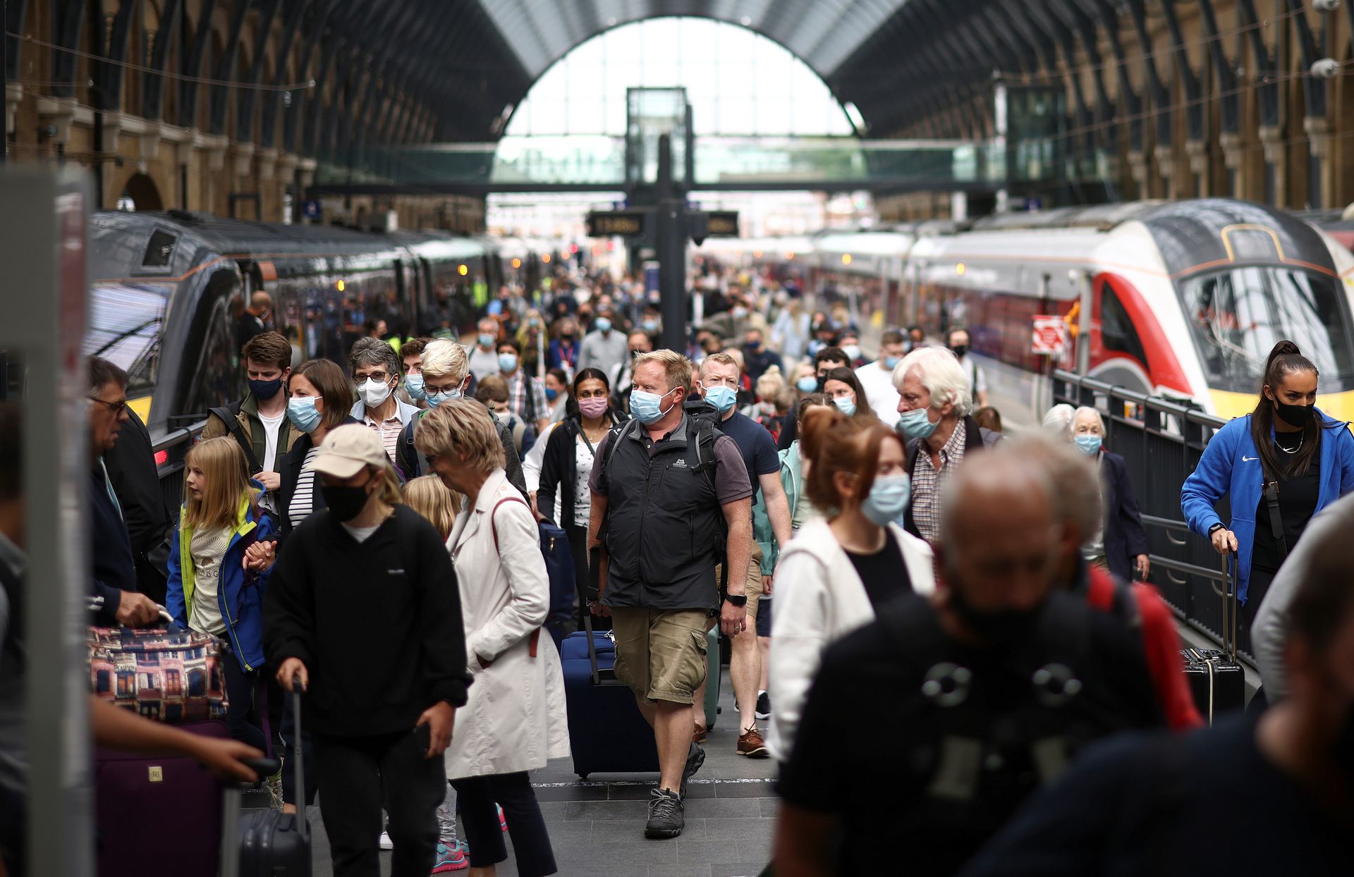7月12日，伦敦国王十字车站。民众在站内戴上口罩。（Reuters）