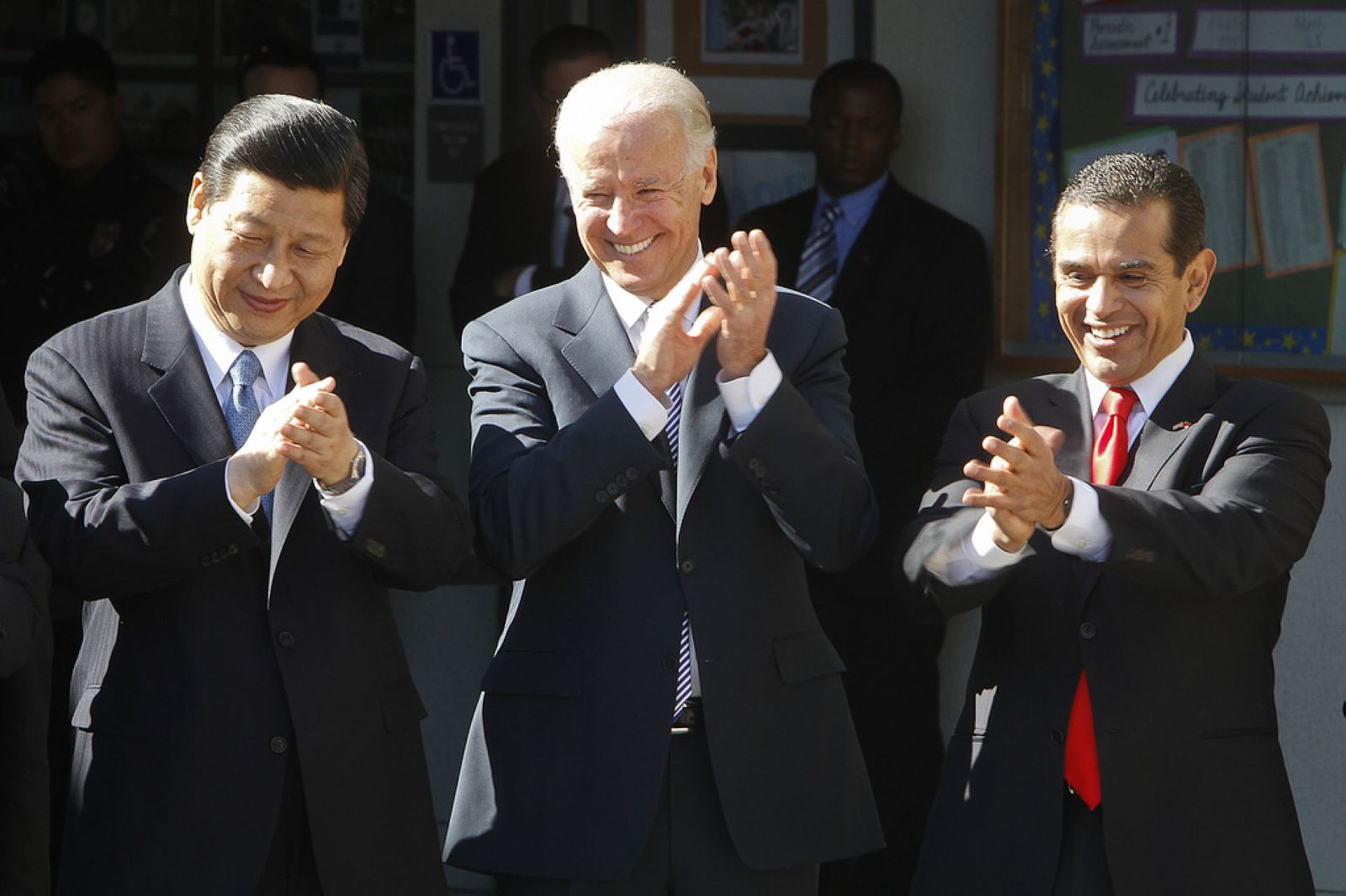 2012年2月17日，习近平（左一）与美国副总统拜登（中）在美国洛杉矶共同参观国际研究学习中心。（Reuters）