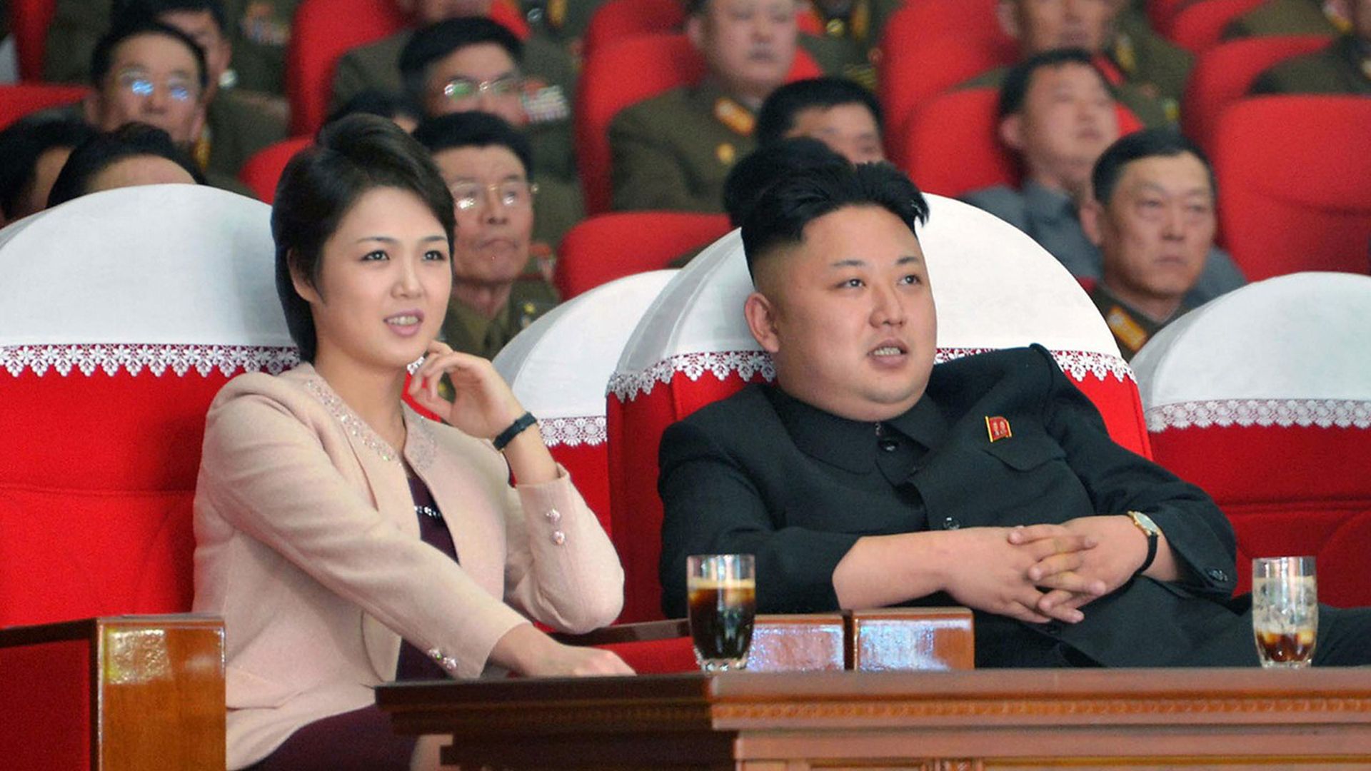 2014年3月22日，金正恩与夫人李雪主观看牡丹峰乐团演出。当时李雪主的发型是短发。（AFP）