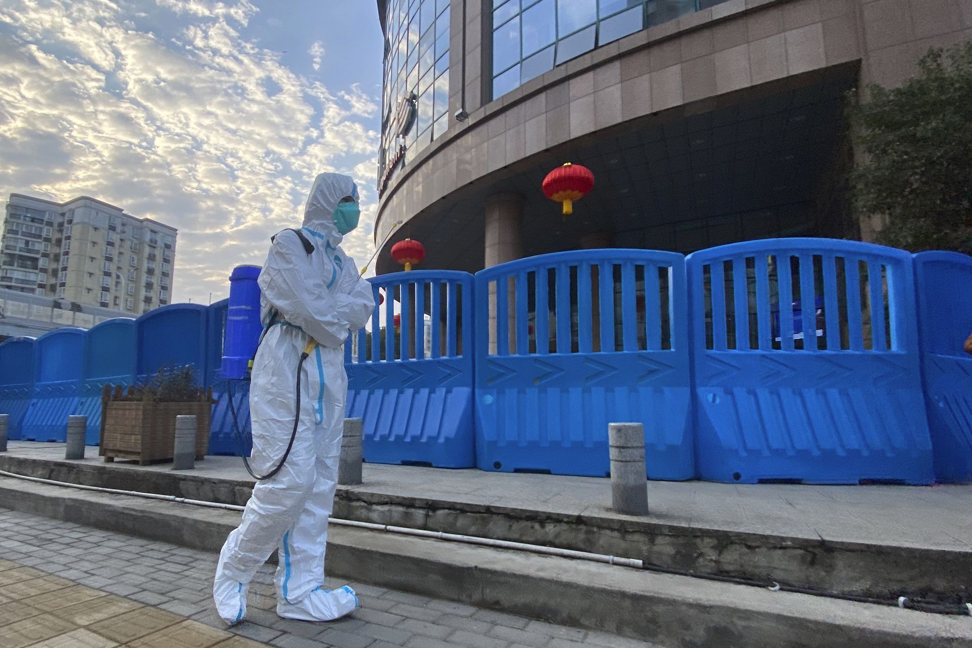 2月6日，中国武汉中央医院外，工作人员正在消毒。（AP）