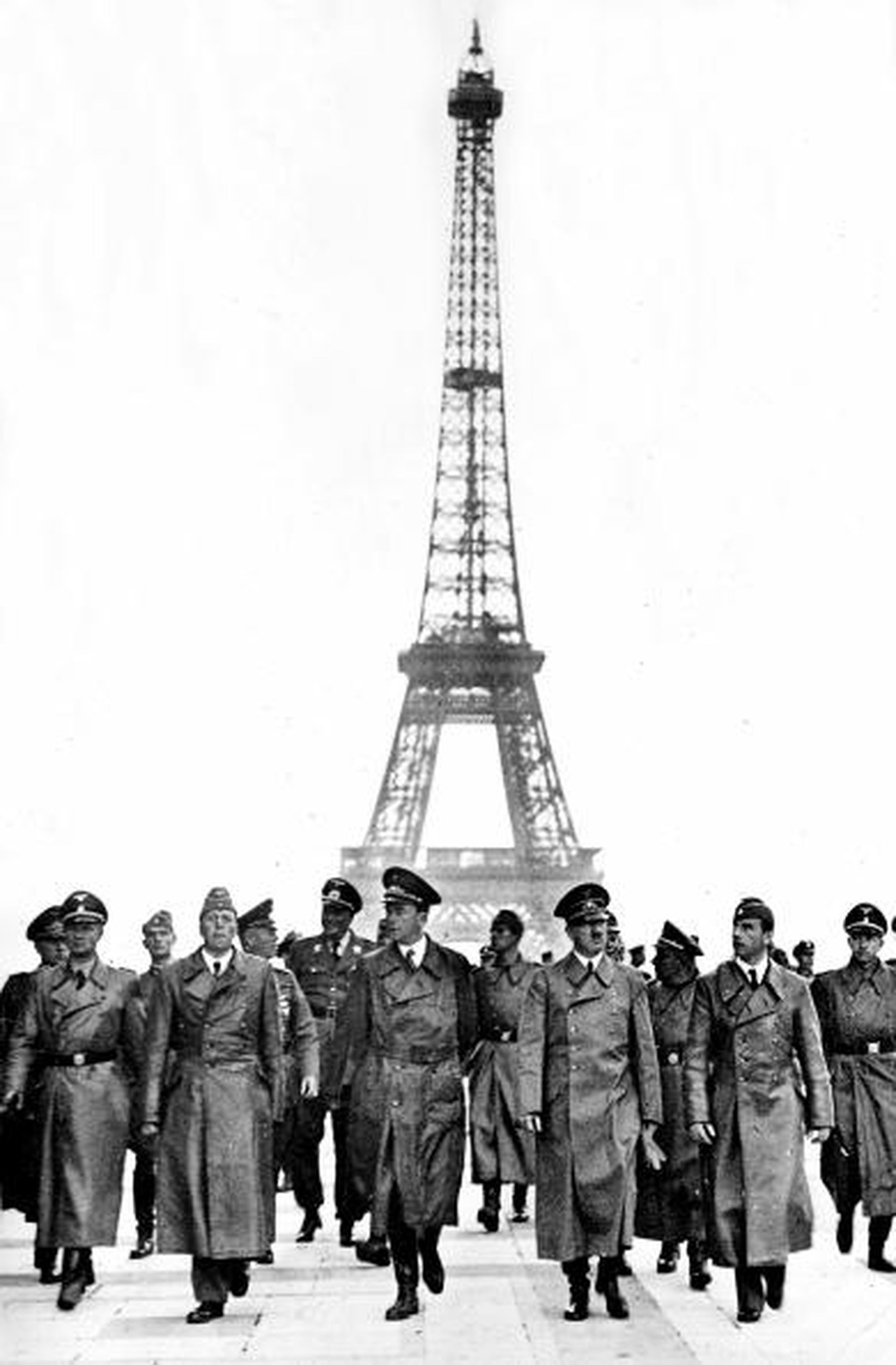1940年6月，希特勒率领一众纳粹德国高层视察已处于德国占领之下的巴黎。（Getty Images）