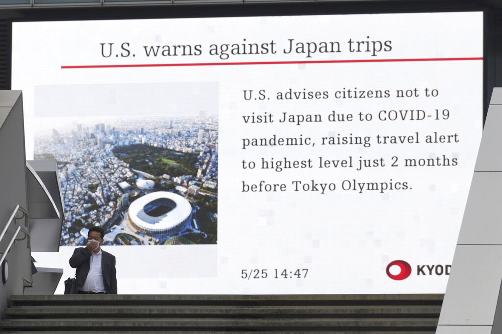 日本新冠肺炎疫情：图为5月25日，日本东京街头一个大型荧幕显示美国宣布将日本的旅游警告级别提升至最高的第4级的消息。（AP）