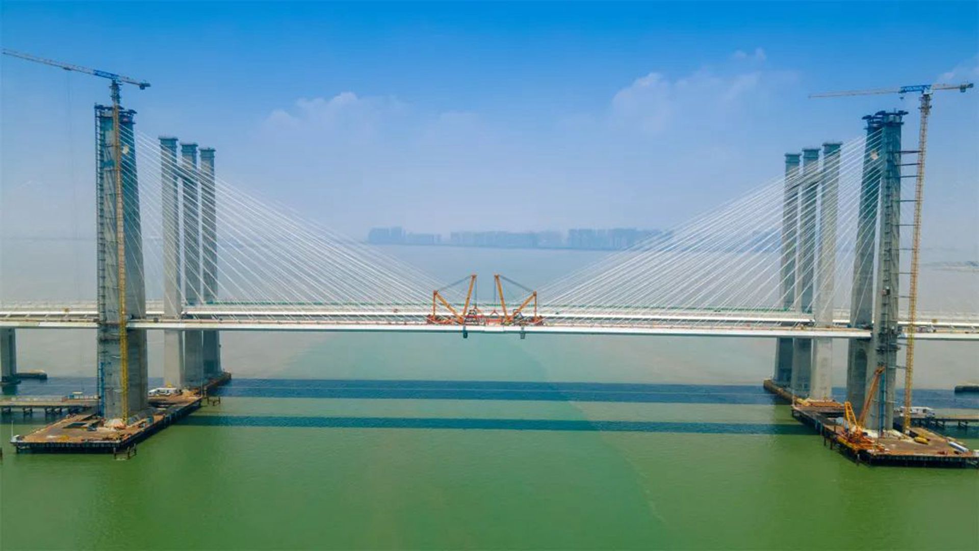 福厦高铁是中国首条跨海高铁，正线全长277.42公里。（微信＠中国铁路）