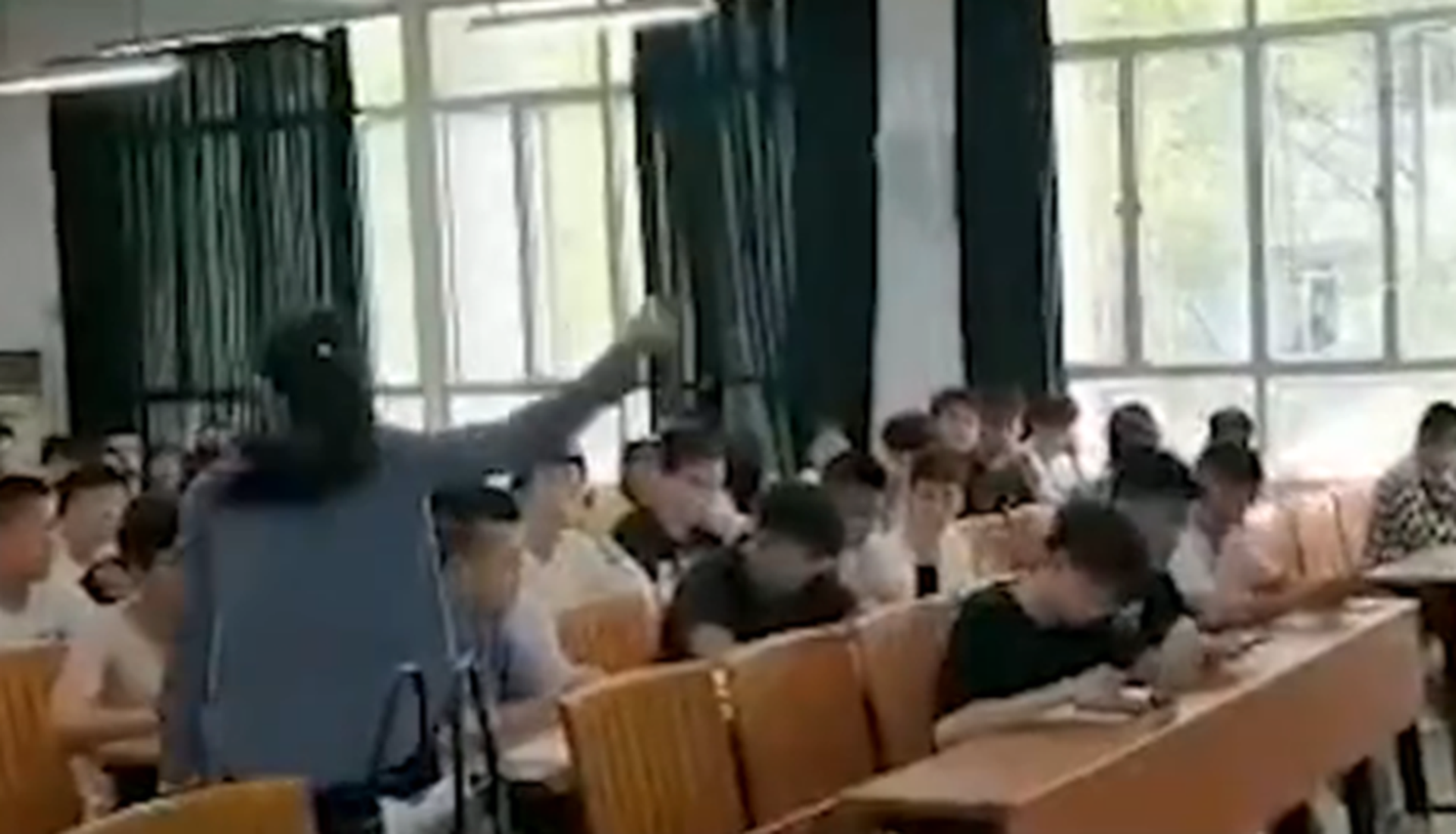 女子闯课堂控诉曾被授课教师性侵广州警方通报 图 多维新闻 中国