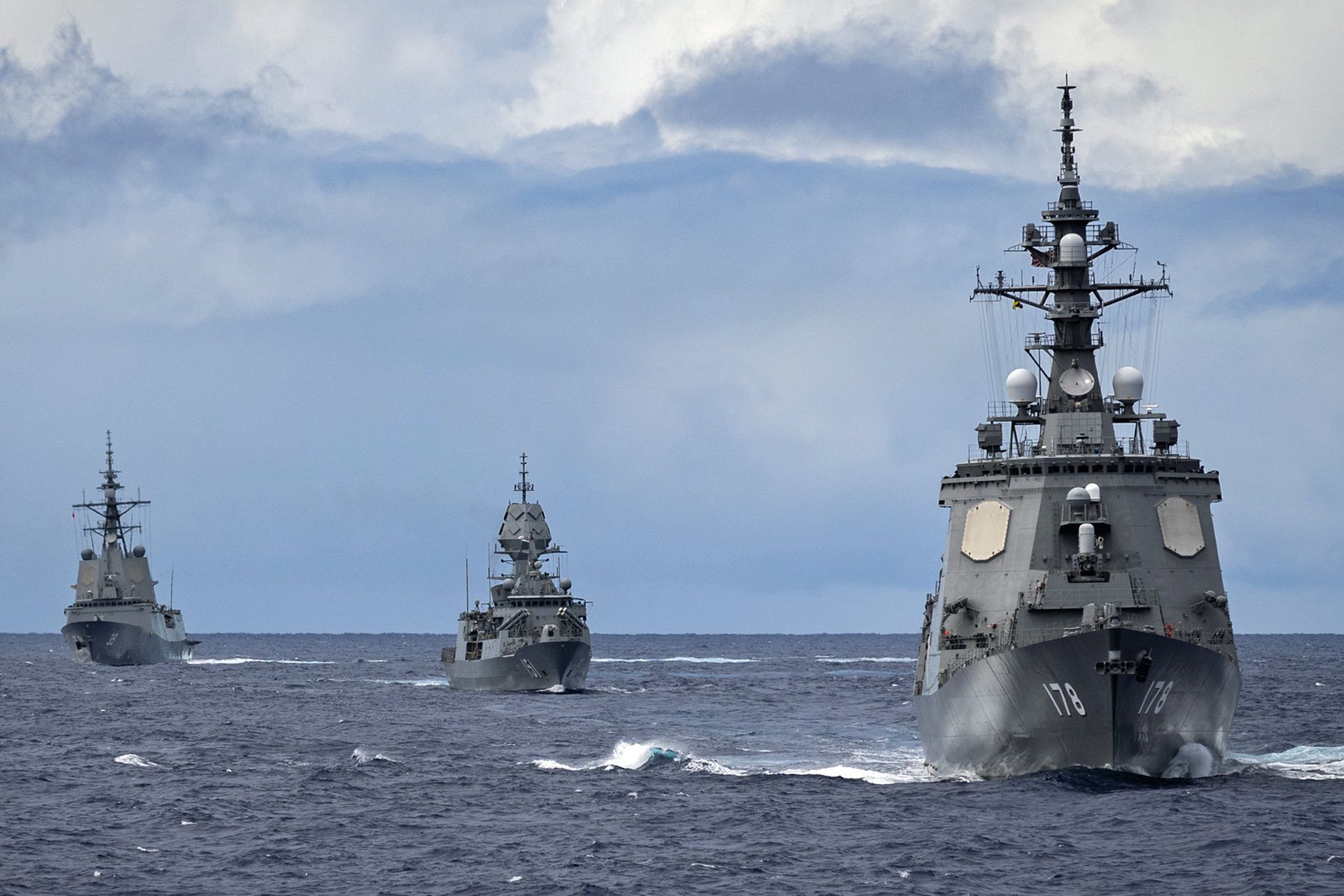 2020年8月18日，加拿大皇家海军哈利法克斯级护卫舰与日本海上自卫队爱宕级导弹驱逐舰2号舰“足柄号”和皇家澳大利亚海军霍巴特级驱逐舰首舰“霍巴特”号进行演习。（United States Pacific Fleet）