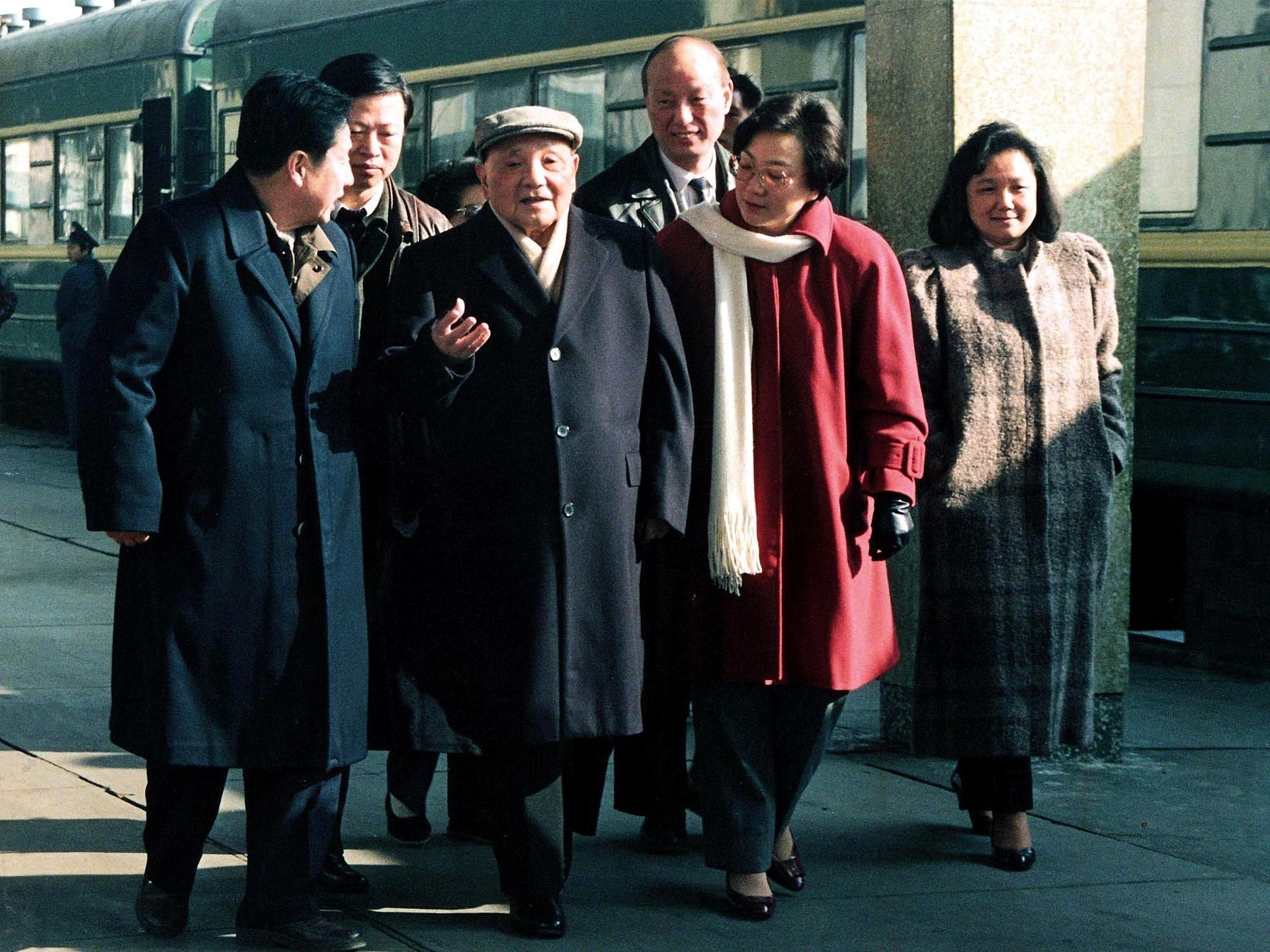 1992年1月18日，邓小平南巡途经湖北武昌时，与当地官员一起交谈。（新华社）