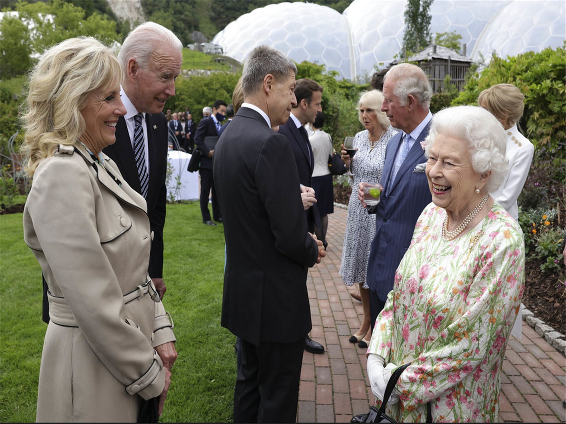 6月11日，英国女王伊丽莎白二世（Queen Elizabeth II，右一）与皇室成员，在康沃尔郡的生态温室“伊甸园项目”会见七国集团（G7）领导人。图为英国女王会见拜登夫妇。（Twitter@RoyalFamily）
