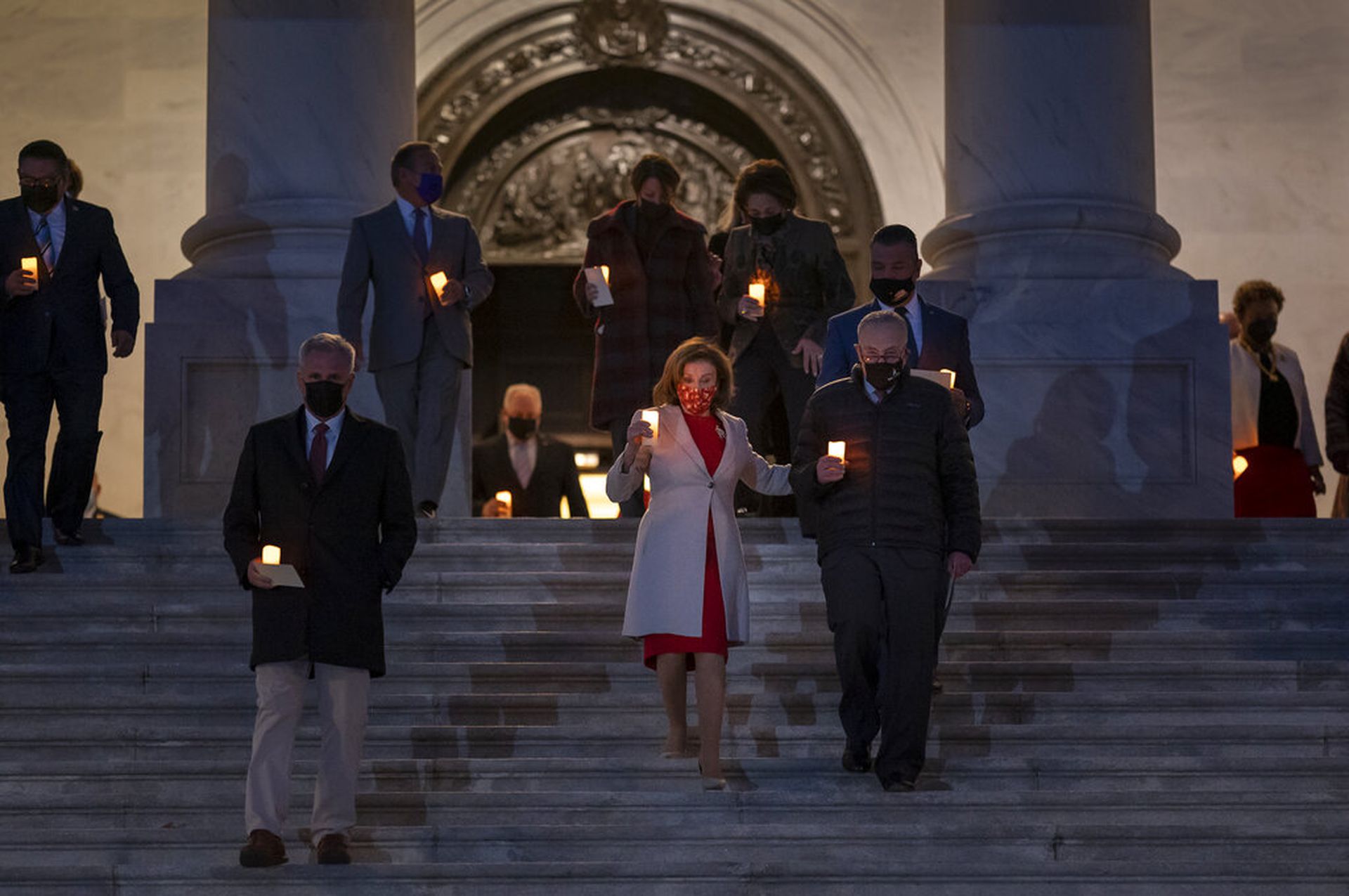 周二，美国新冠疫情累计死亡人数突破80万，国会举行烛光悼念仪式。（AP）