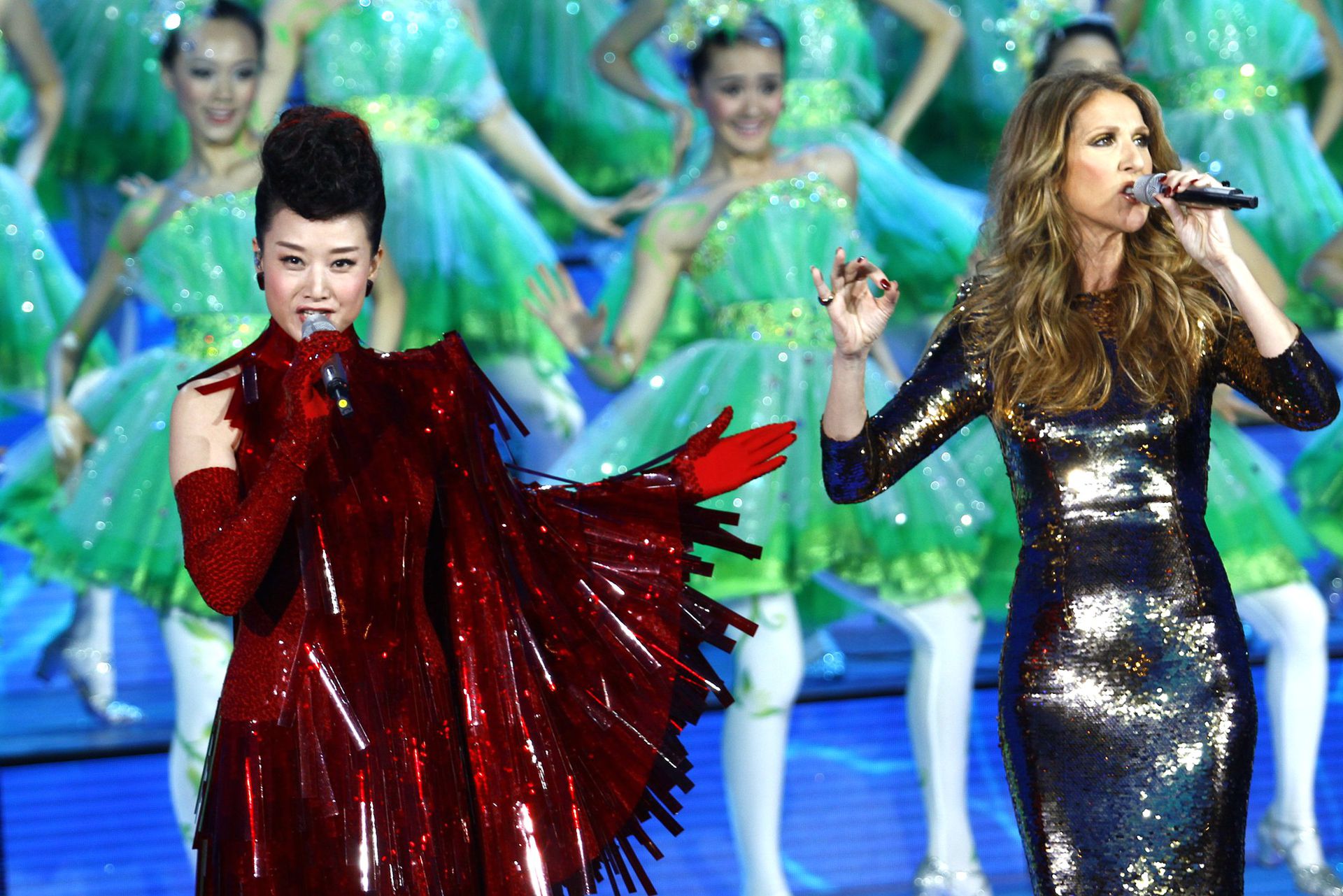 2013年的中国央视春晚舞台上，中国军旅歌唱家宋祖英与加拿大歌手席琳·迪翁（Celine Dion）合唱中国传统曲目《茉莉花》。（VCG）
