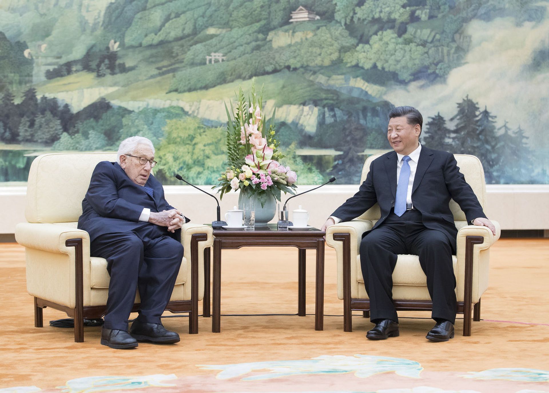 2019年11月22日，中国国家主席习近平在北京人民大会堂会见基辛格（左）。（新华社）