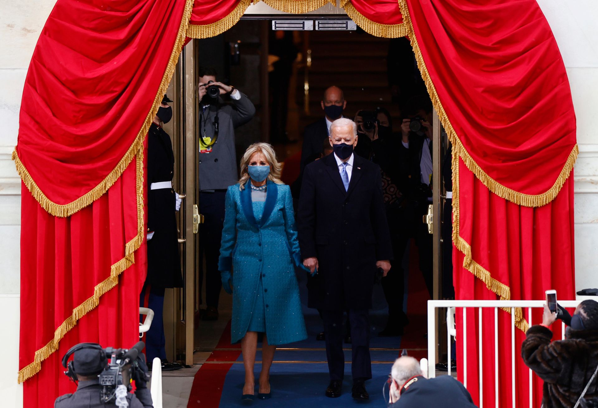 1月20日，拜登携妻子吉尔（Jill Biden）的手，步出门廊，预备宣誓就职。（Reuters）