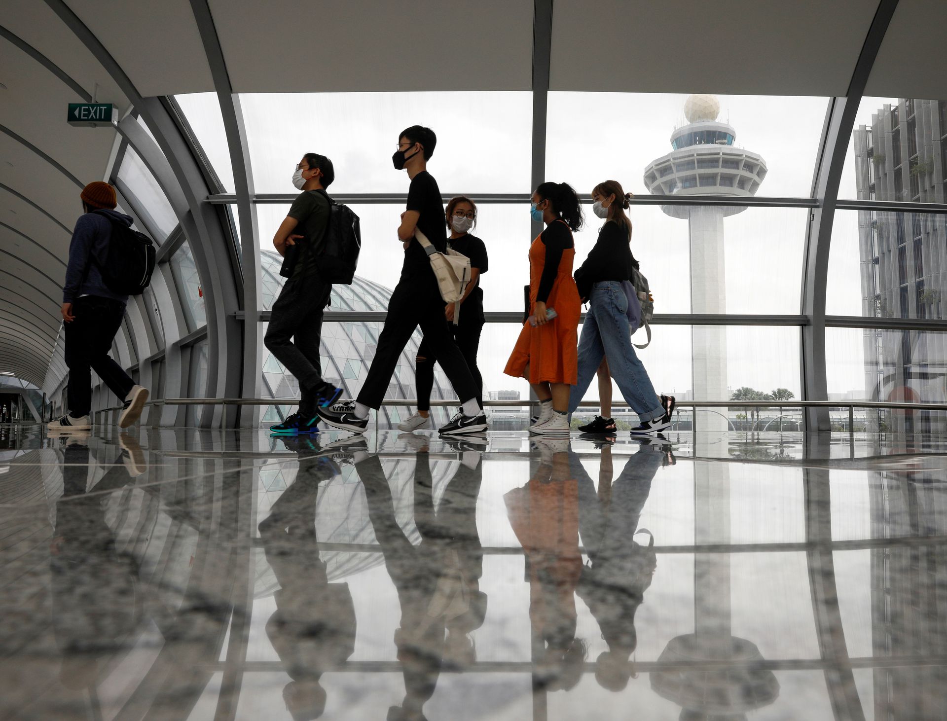 新加坡新冠肺炎疫情：图为1月18日新加坡樟宜机场有民众经过控制塔。（Reuters）