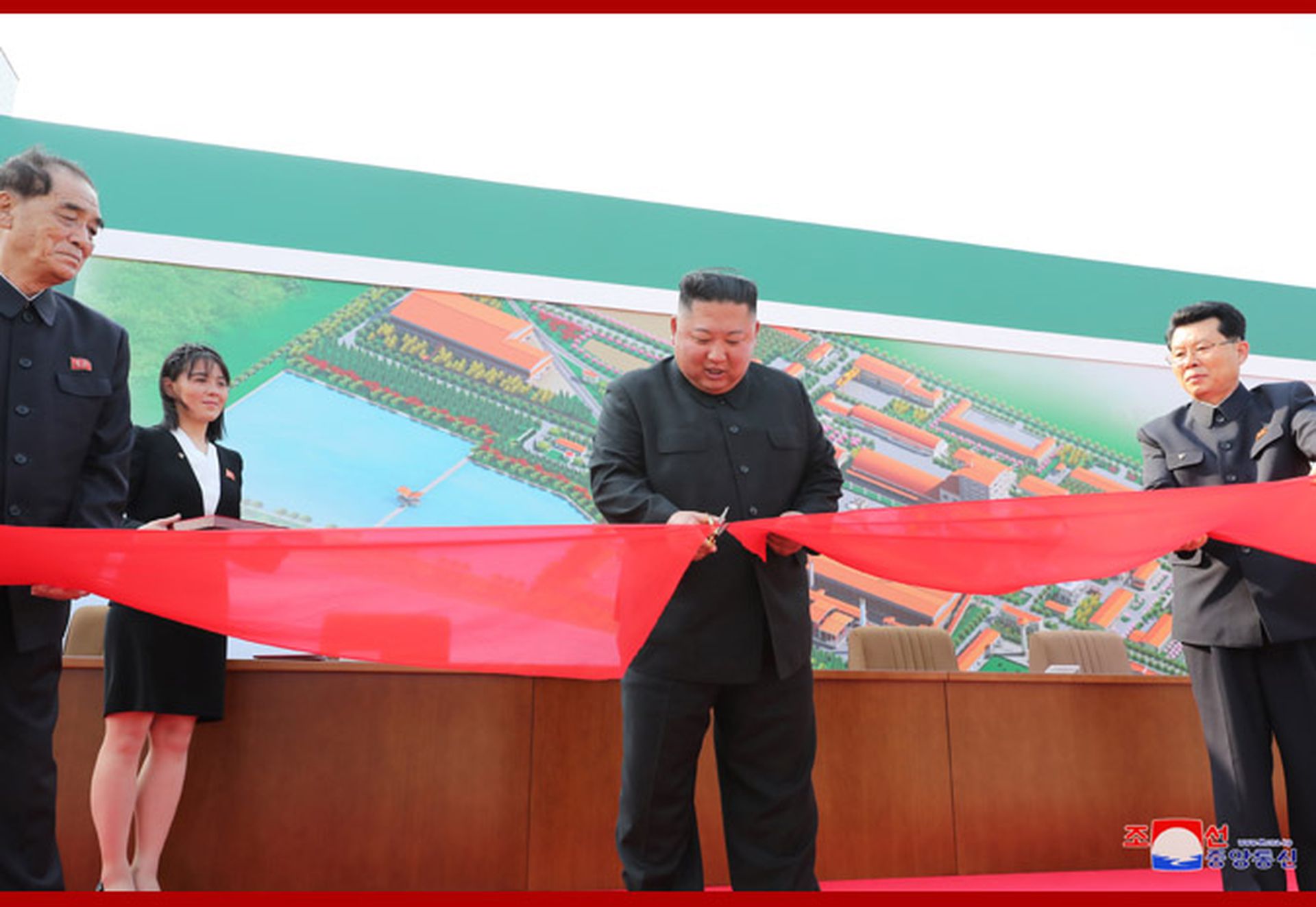 朝鲜官方媒体朝中社5月2日公开金正恩出席顺天磷肥厂竣工仪式，亲自剪彩画面。（朝中社）