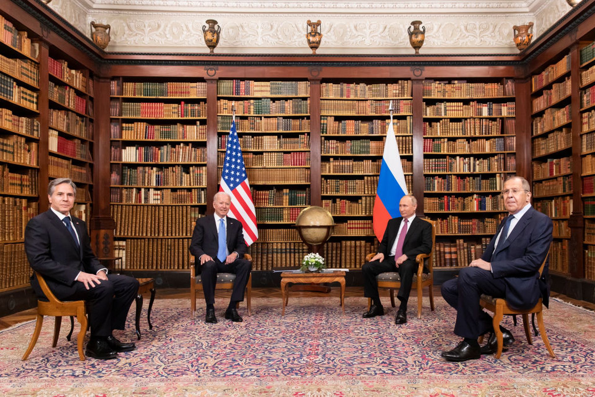 图为美国总统拜登（左二）与俄罗斯总统普京（右二）6月16日在瑞士日内瓦会面期间，美国务卿布林肯（左一）与俄罗斯外交部长拉夫罗夫（右一）陪伴在侧。（Getty）