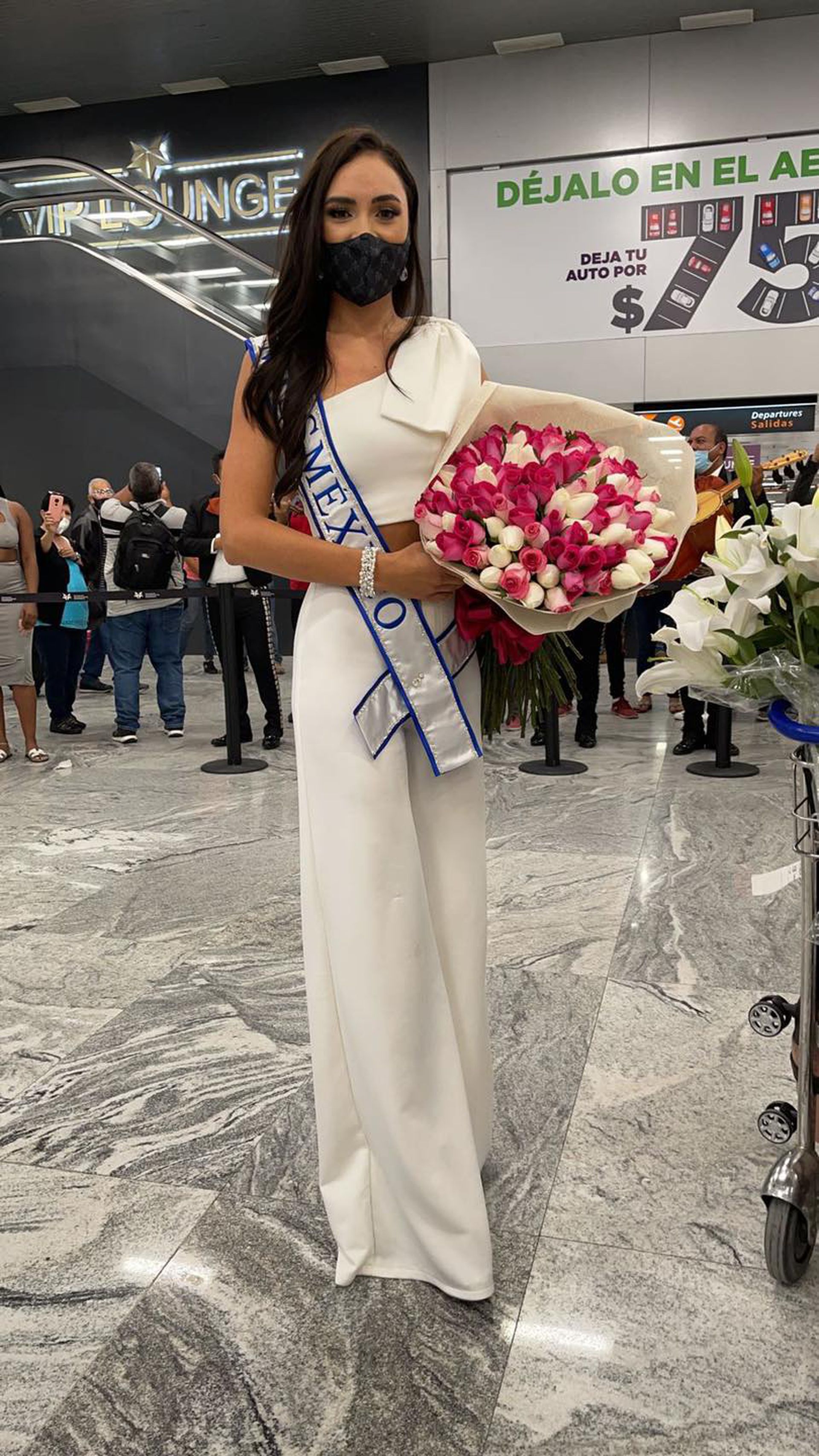 2021��ī����С��ѡ��������ǰ��Ļ���������Ĳ������������ȷ���¹ڷ��ס���Facebook@Miss Mexico Organization��