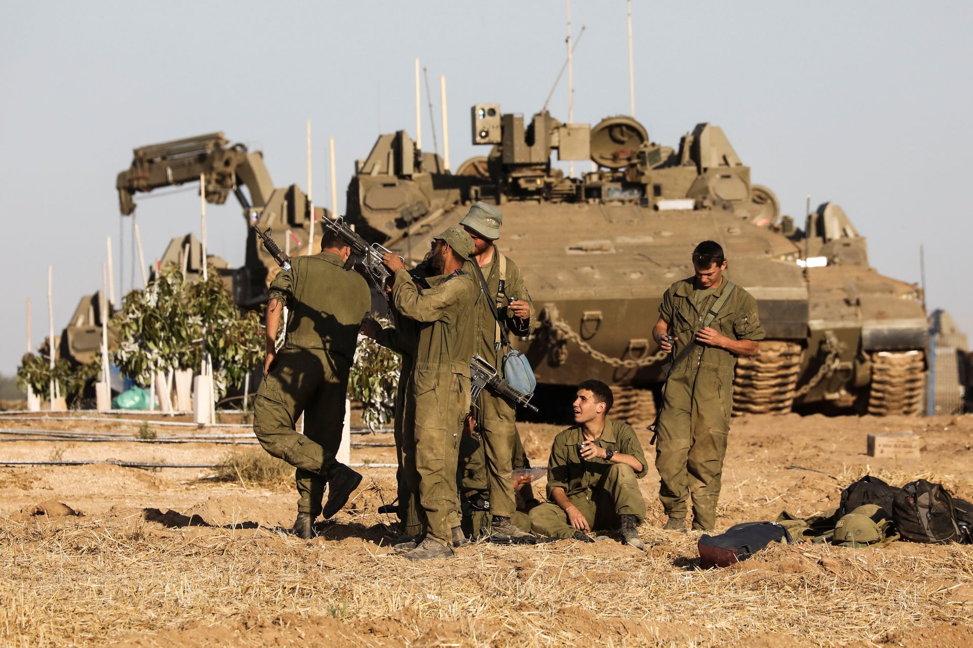 5月14日，以色列士兵在检查手上的武器，他们身处在以色列与加沙地带边境的附近地区。（Reuters）