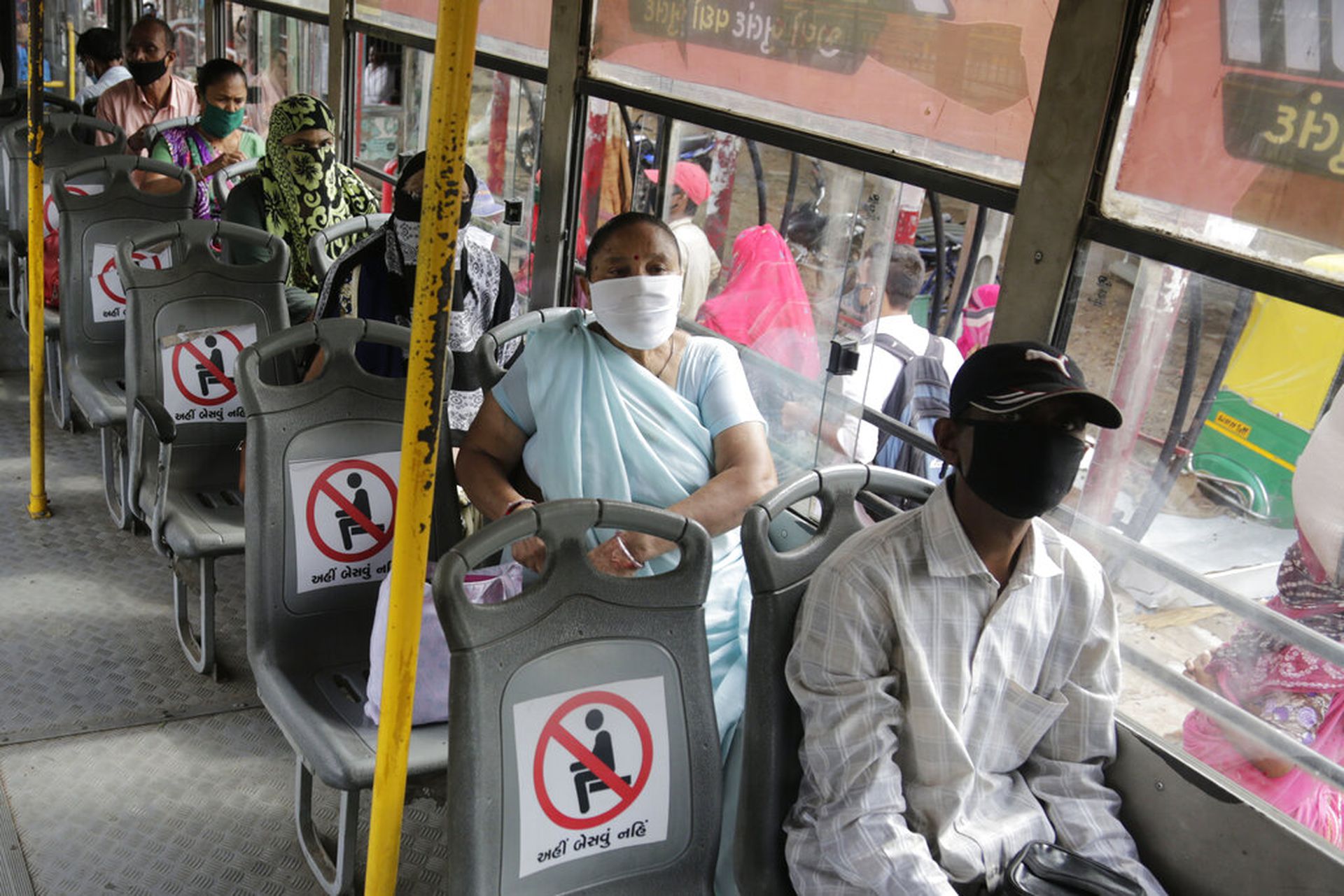 当下，印度民众终于能因为新冠防疫需要，享受到巴士上罕见的社交距离了。（美联社）