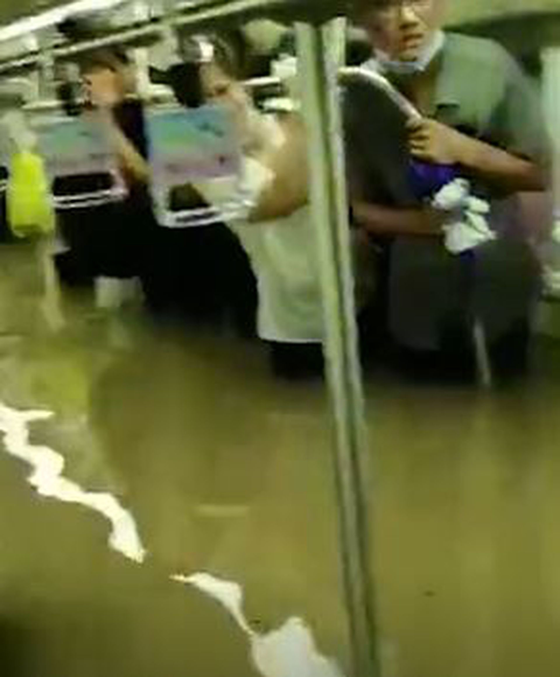 郑州暴雨导致多个地铁站积水倒灌，水淹至地铁车厢内令乘客狼狈不堪。（影片截图）