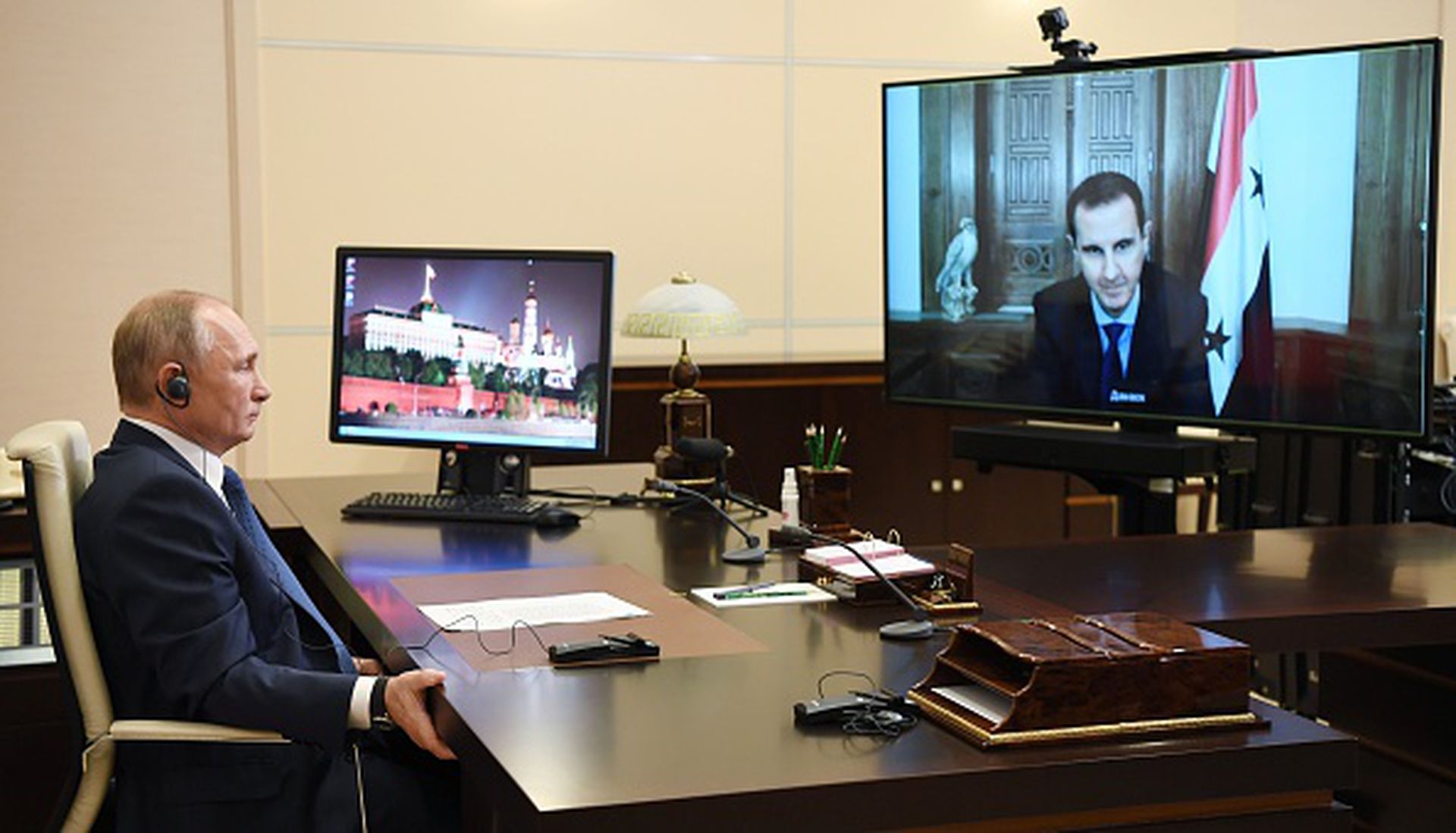 2020年11月9日，俄罗斯总统普京在莫斯科郊外的诺沃•奥加里沃官邸与叙利亚总统阿萨德举行视频会议，双方围绕叙利亚反恐与难民问题进行了探讨。（Getty Images）