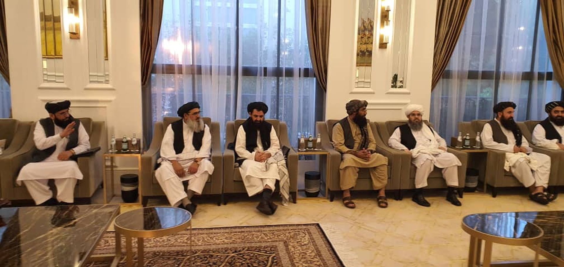 图为2021年10月9日，塔利班代表在卡塔尔多哈会见卡塔尔代表。（Reuters）