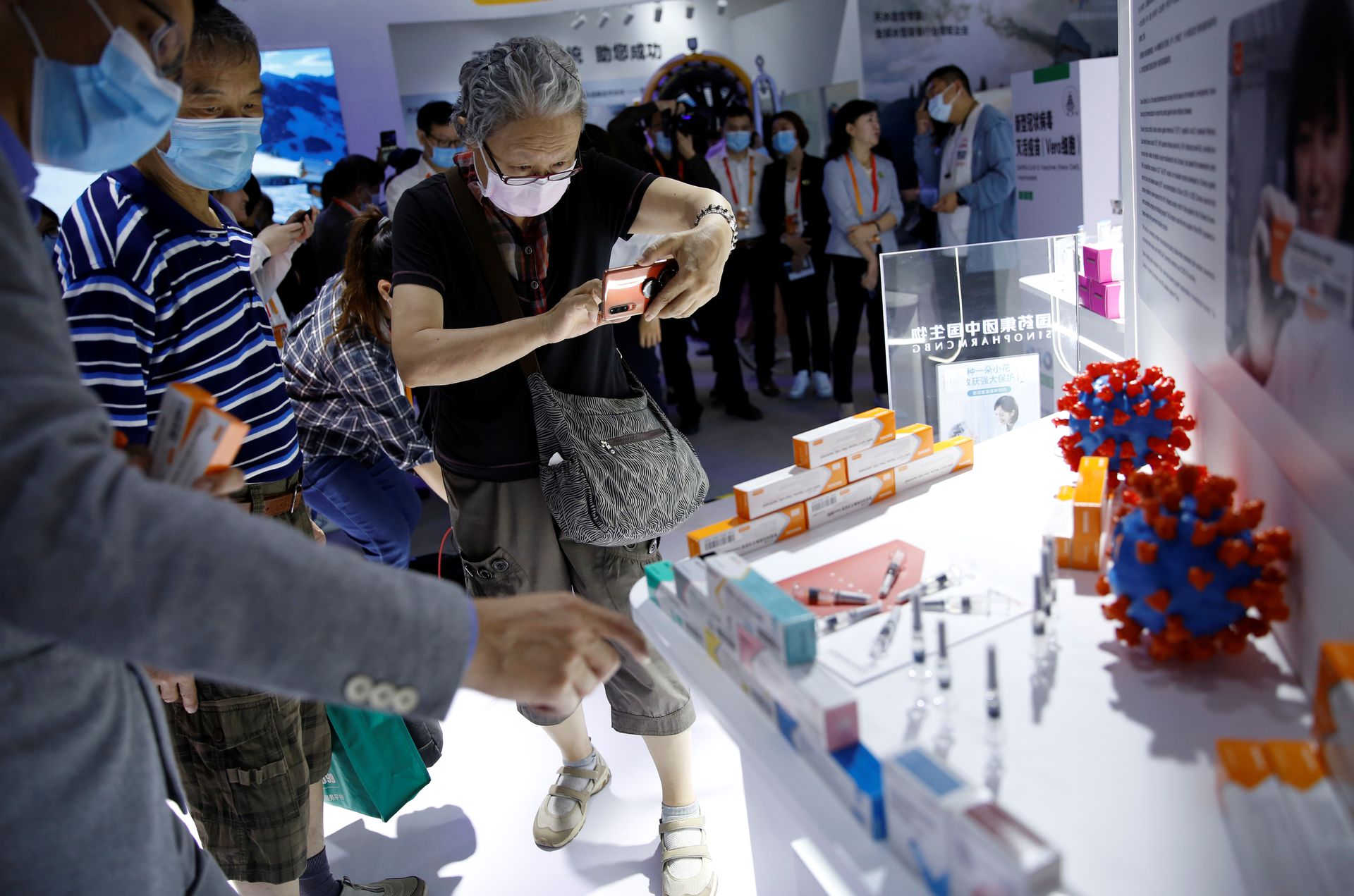 中国生物展出的两个新冠病毒灭活疫苗吸引众多民众观看。（AP）