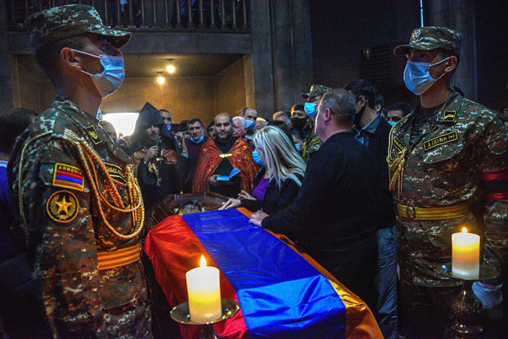 纳卡冲突中困扰亚美尼亚军方的一大问题就是正规兵源的短缺问题，因此，在战事胶着之时，军方不得不补充了大量以志愿者为主的非正规兵源。图为2020年10月9日，埃里温某教堂为牺牲的国防军士兵举行葬礼。（Getty Images）