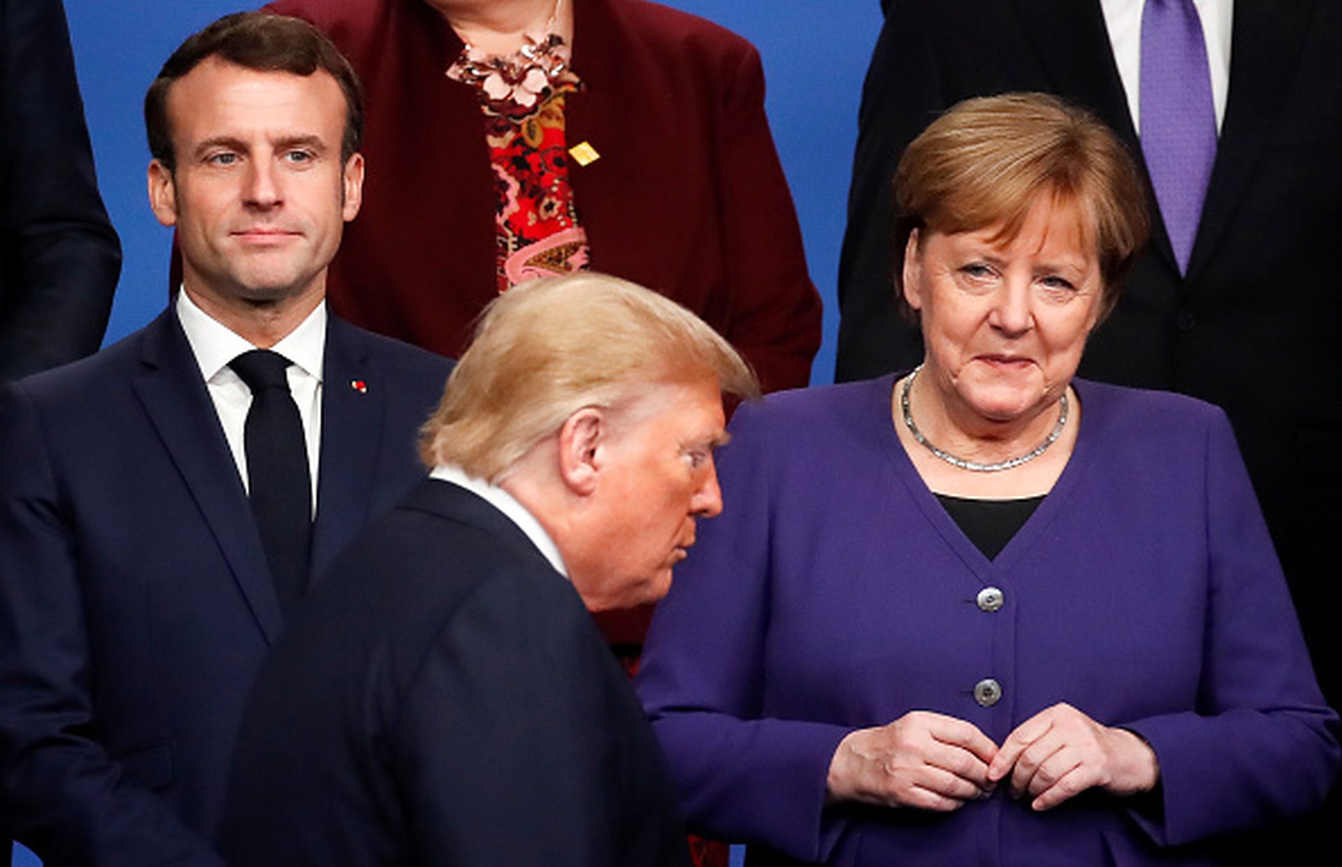 2019年12月4日，在伦敦举行的北约峰会期间，美国总统特朗普，德国总理默克尔与法国总统马克龙准备参加与会领导人合影仪式。（Getty Images）