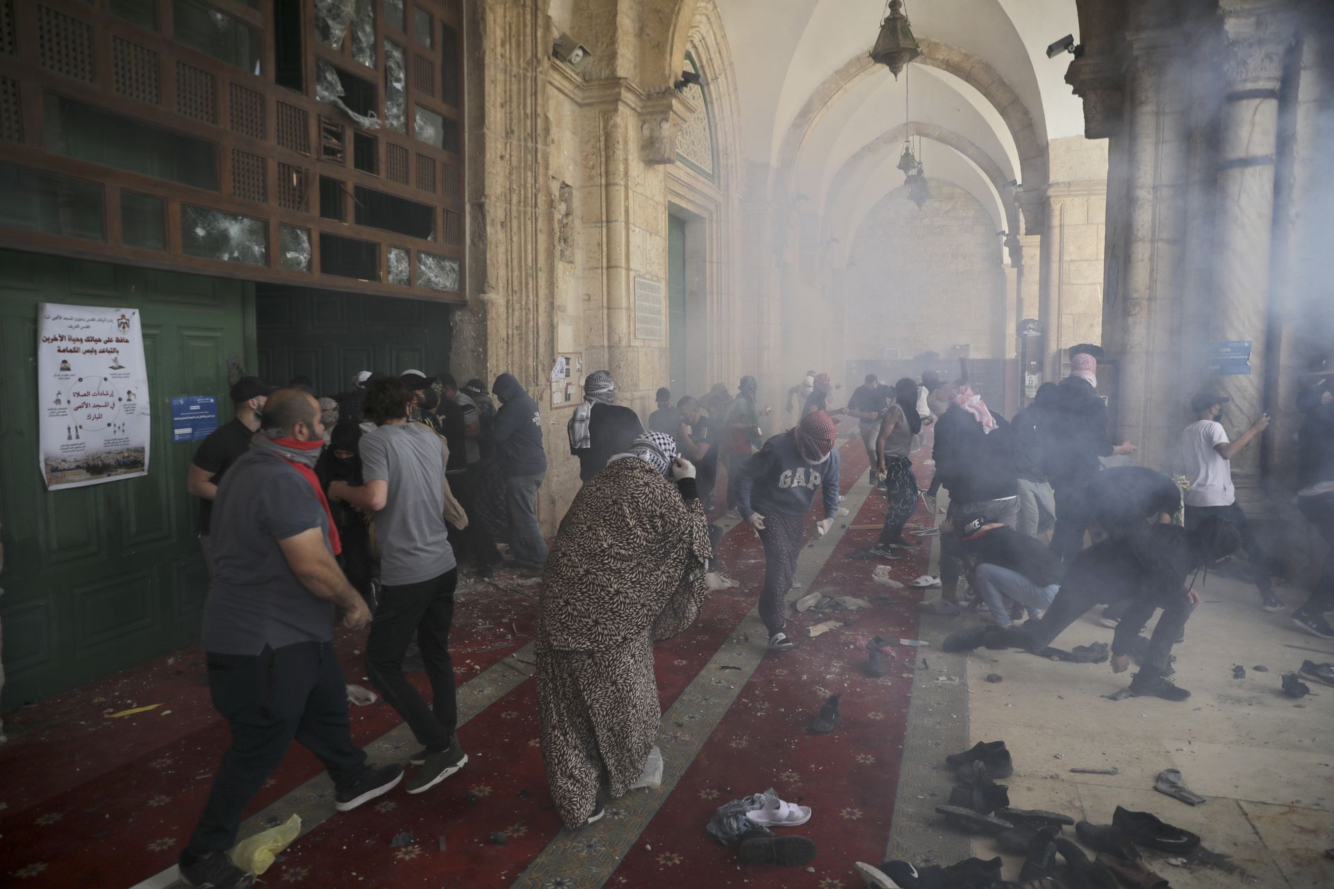 以巴冲突，图为5月10日，巴勒斯坦人在阿克萨清真寺内，与以色列保安部队发生冲突。（AP）