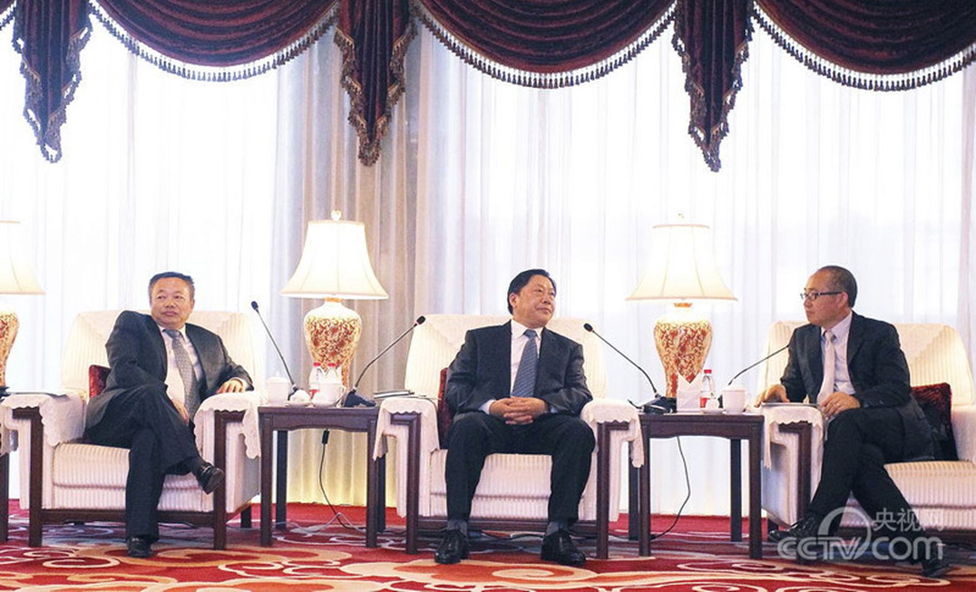 2013年8月10日,网络名人社会责任论坛在央视新址召开,国家互联网信息办公室主任鲁炜与网络名人交流座谈,国家互联网信息办公室副主任彭波出席。(央视)