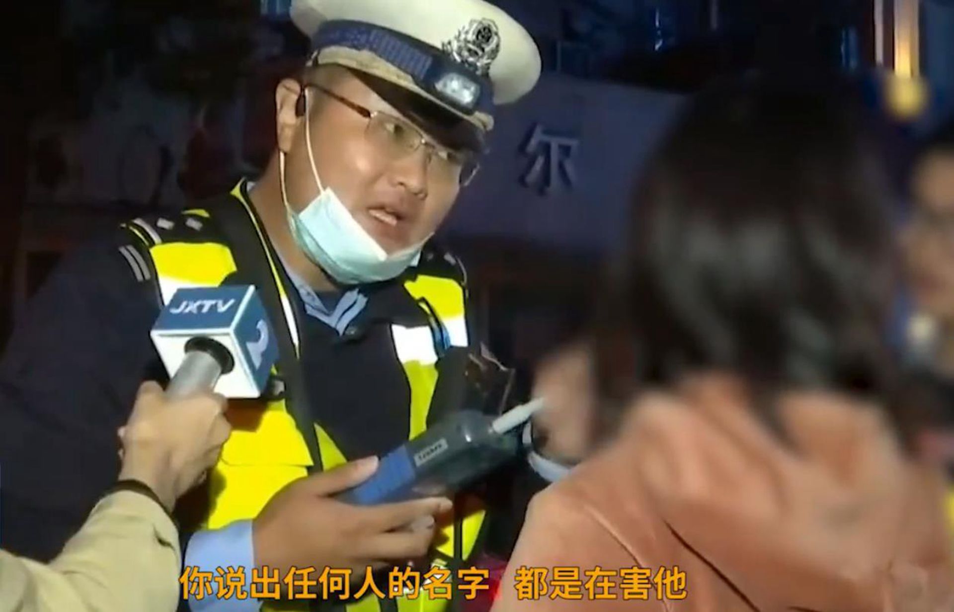 交警回应女子:“叫谁来都没用,说出任何人的名字,都是在害他。”(微博@徒步独行前行) 交警回应女子:“叫谁来都没用,说出任何人的名字,都是在害他。”(微博@徒步独行前行)